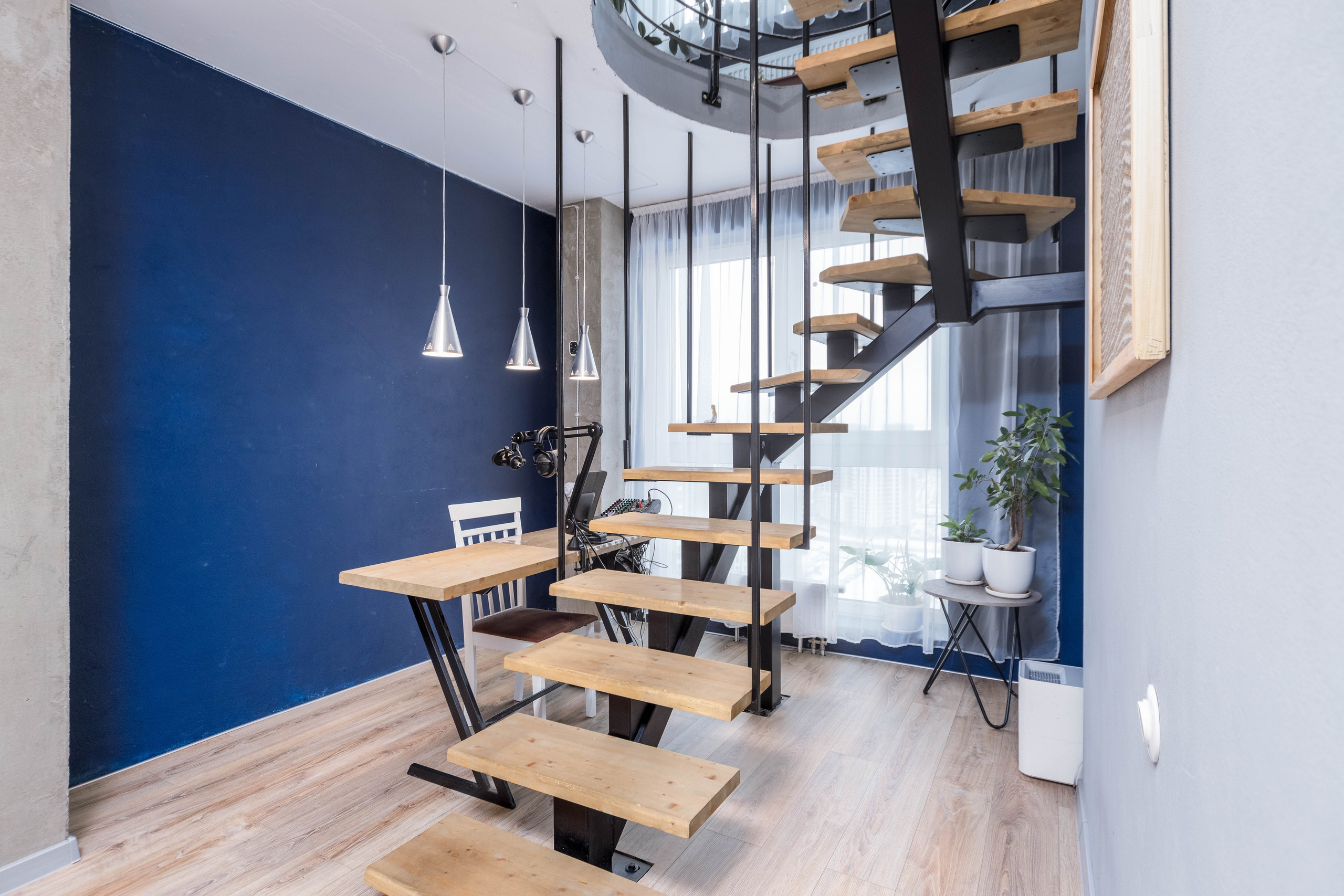 Фото интерьера зоны винтовой лестницы на второй этаж в пентхаусе в ЖК Минск Мир