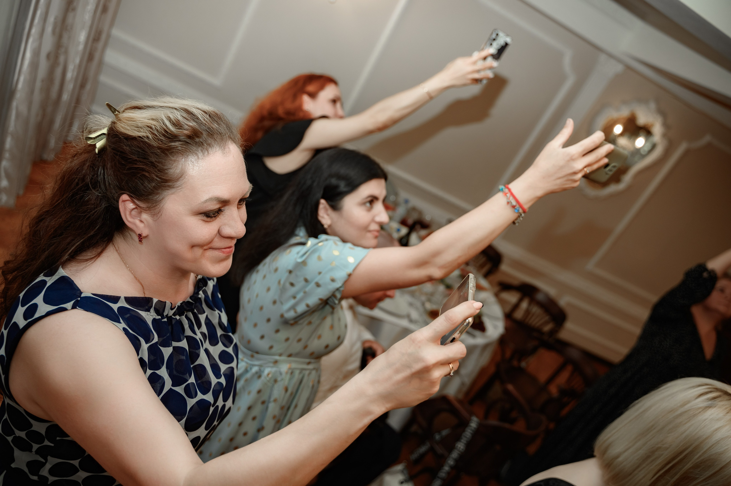 Фотосъёмка родителей на выпускном вечере в ресторане.