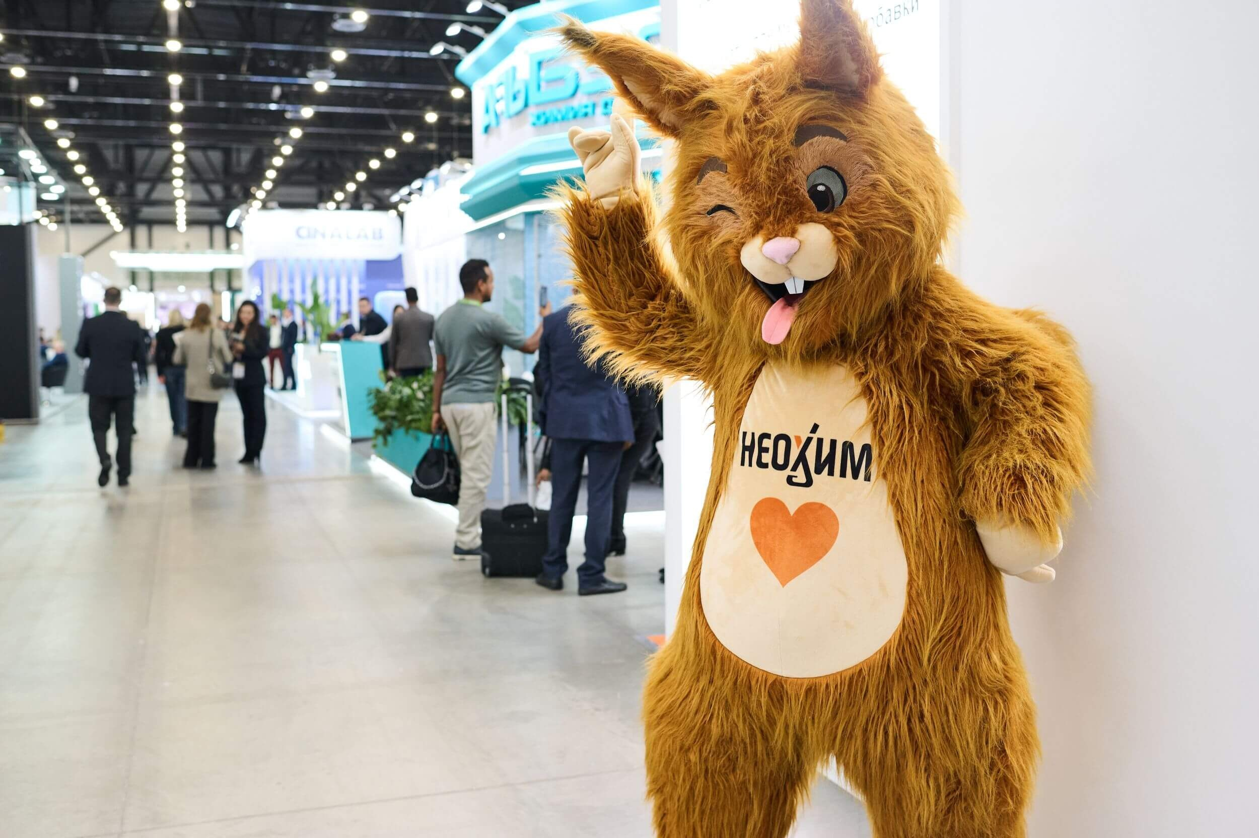Белка компании Неохим машет рукой на выставке.
