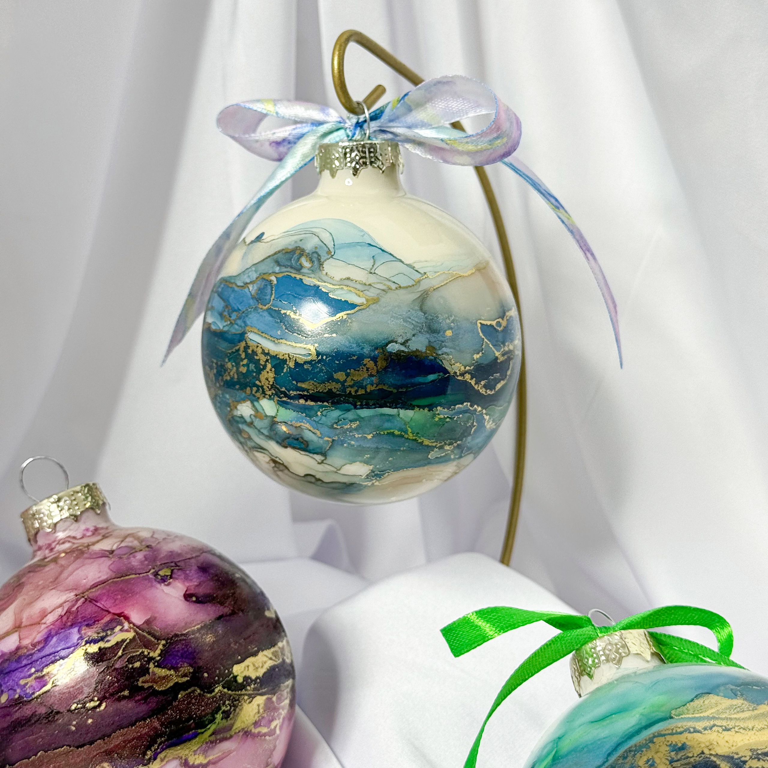 Елочный шар с росписью-Ваш лучший подарок на Новый Год. Арт-вечеринки и мастер-классы в Москве для взрослых и детей