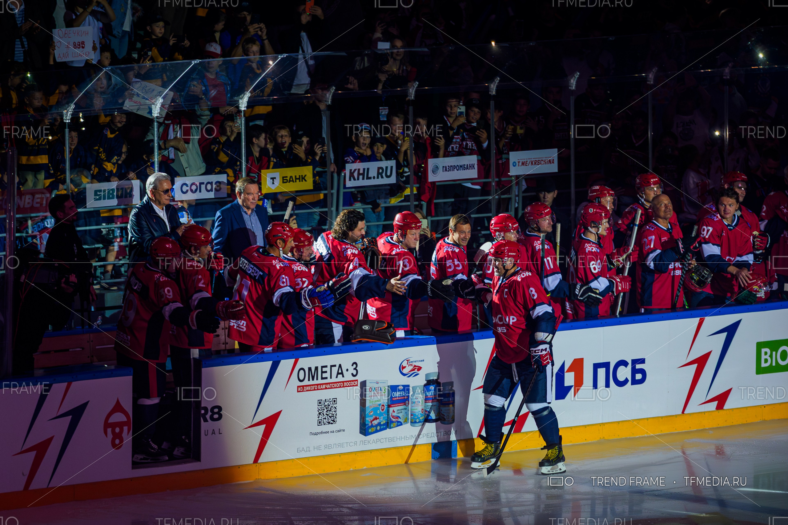 Александр Овечкин на Кубке Овечкина 2025 — рукопожатие с Евгением Плющенко, Андреем Аршавиным, Андреем Николишиным и Алексеем Канубрием.