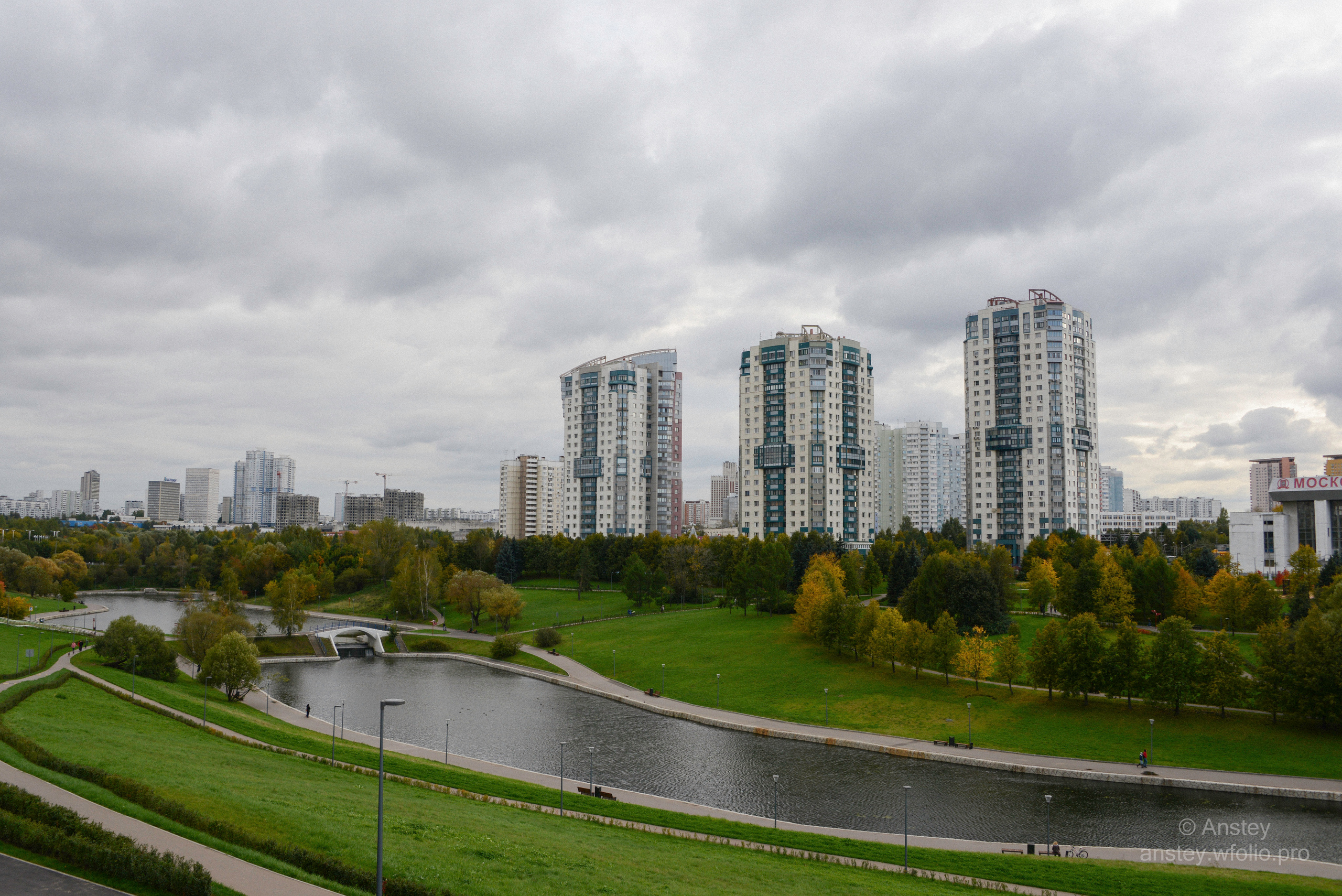 Парк Олимпийской деревни в Москве. Пасмурная погода ранней осенью. Вид с высоты. Олимпийские пруды.