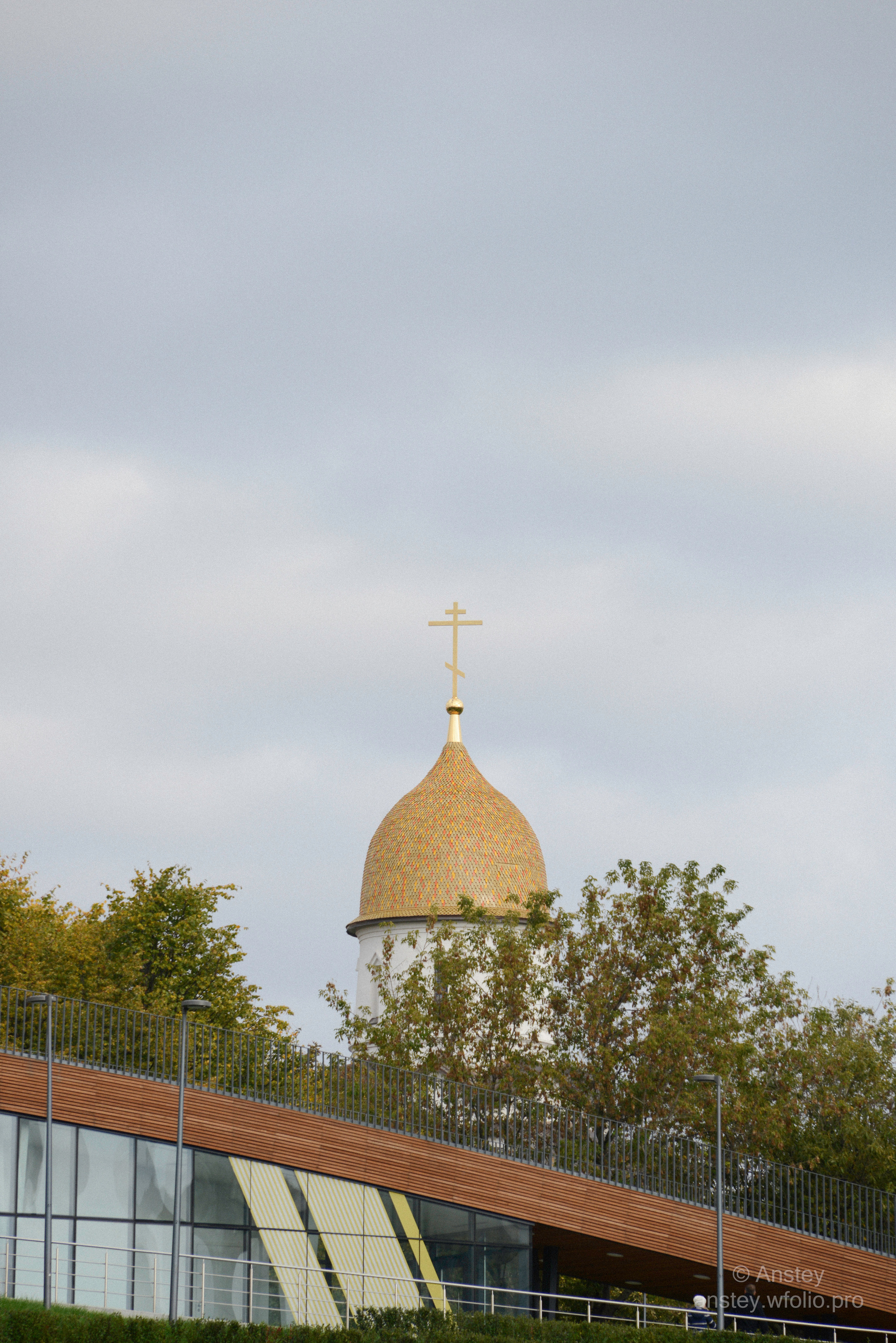 Купол облицован фарфоровой черепицей Лемех.