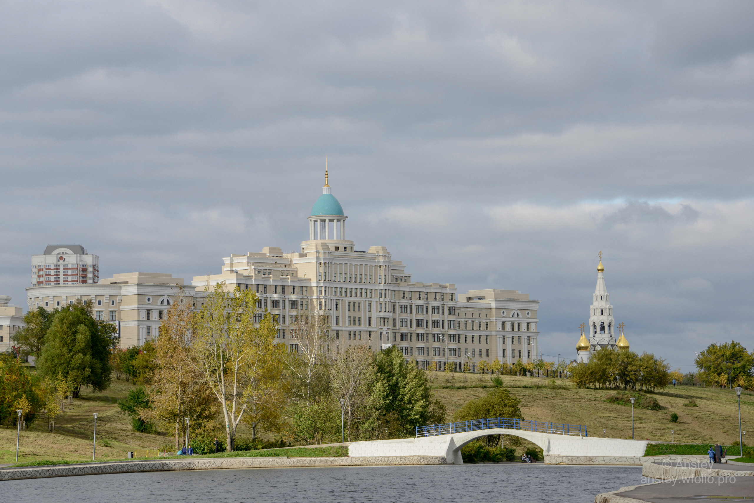 Вид на здание Академии Федеральной службы безопасности Российской Федерации и Храм в честь Иверской иконы Божией Матери на Мичуринском проспекте в районе Очаково-Матвеевское