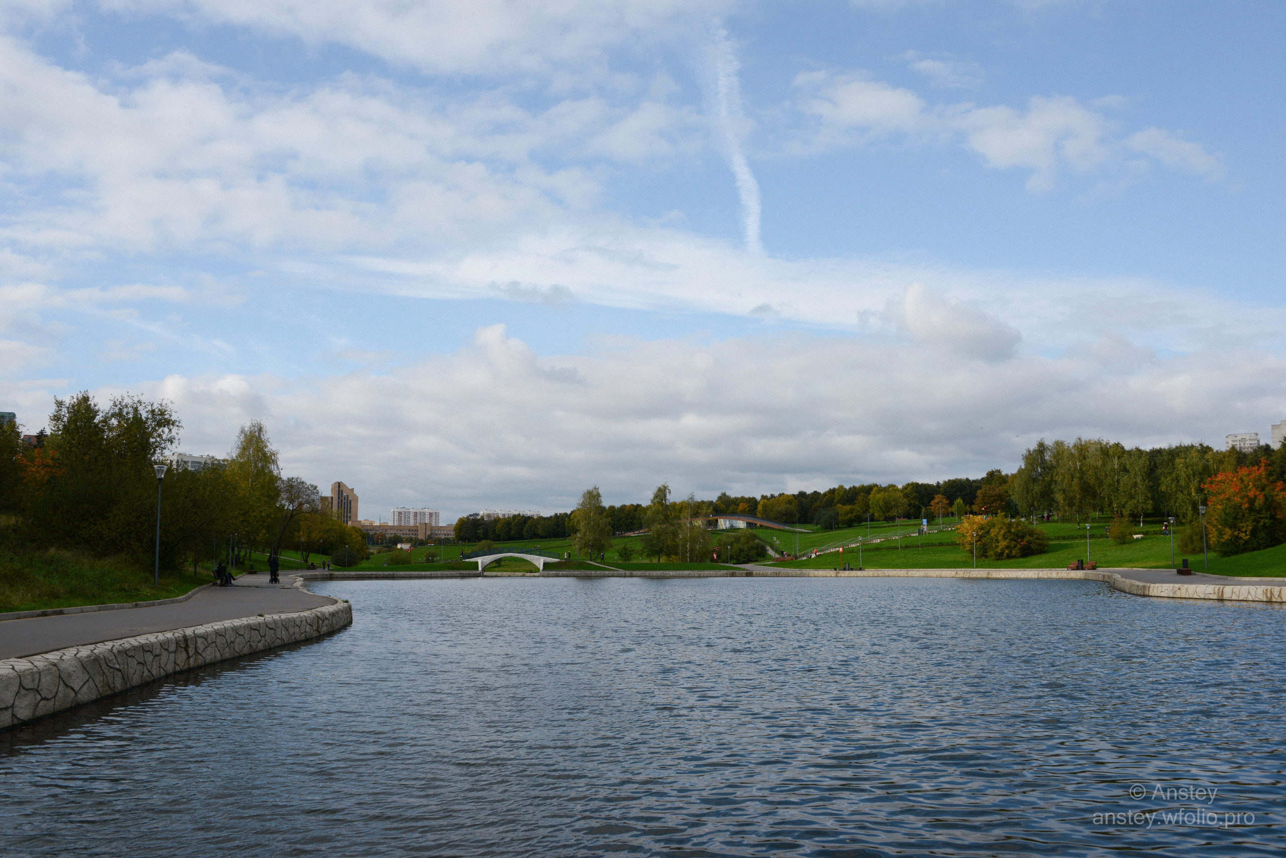 Вид на пруд в Парке Олимпийской деревни в Москве ранней осенью. Олимпийские пруды в Москве. Scenic view of Olympic ponds against sky.