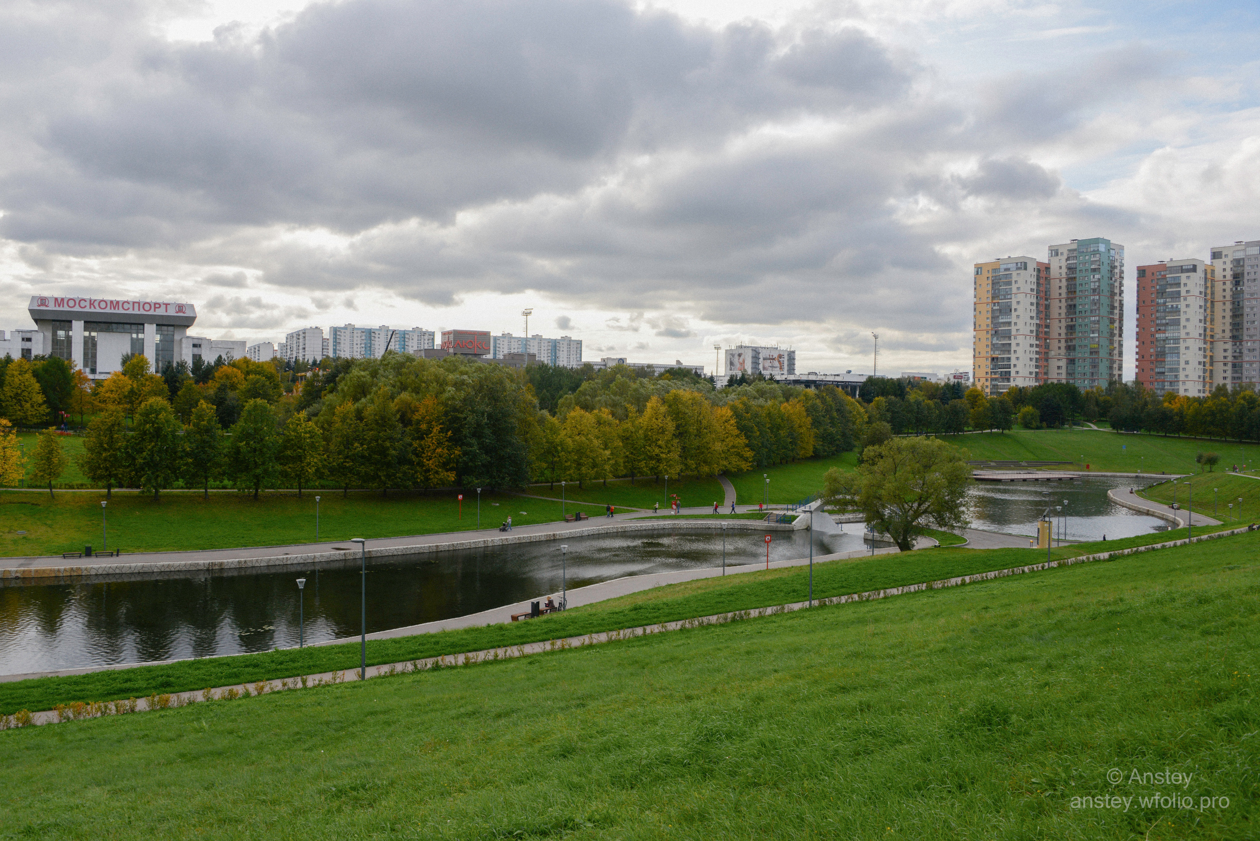 Парк Олимпийской деревни в Москве ранней осенью в сентябре. Прогулка в московском парке. Пруды Москвы.