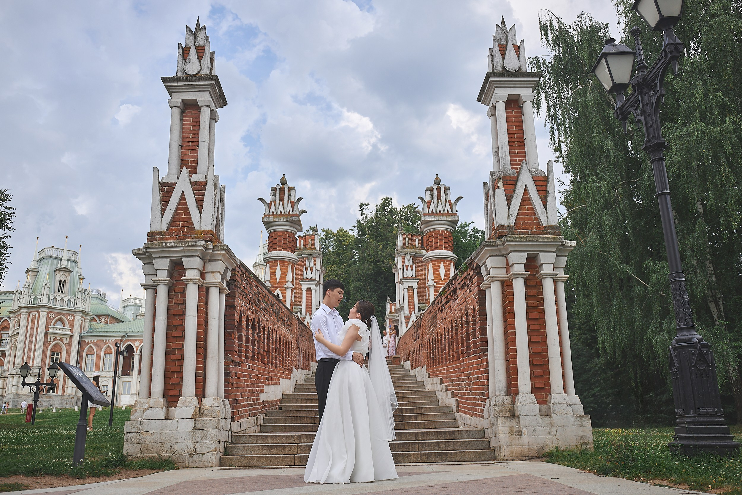 Свадебная пара на фотосессии в музей-заповеднике Царицыно.