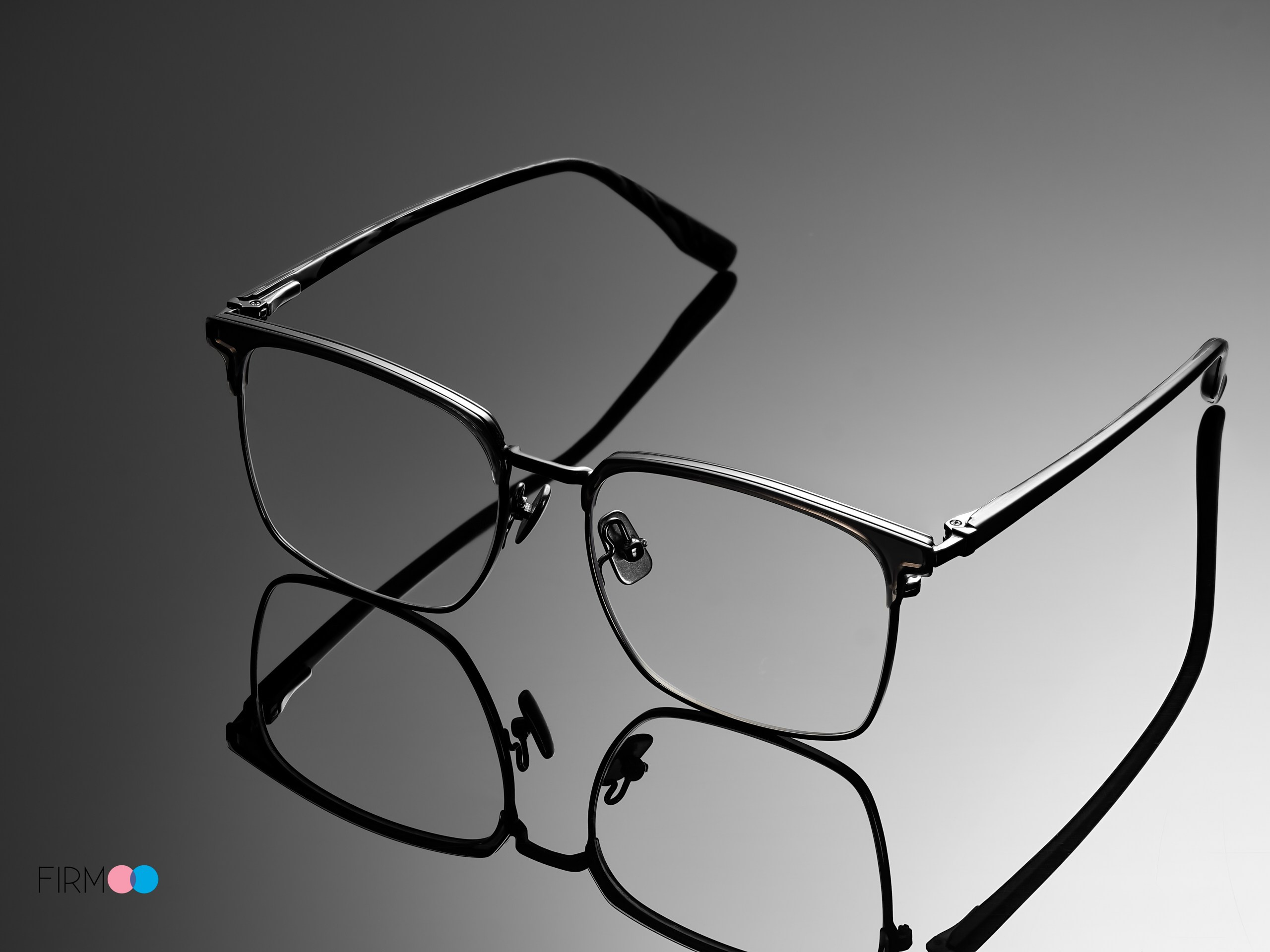 Металлическая оправа очков с отражением на глянцевой поверхности — предметная съёмка очков для интернет-магазина оптики