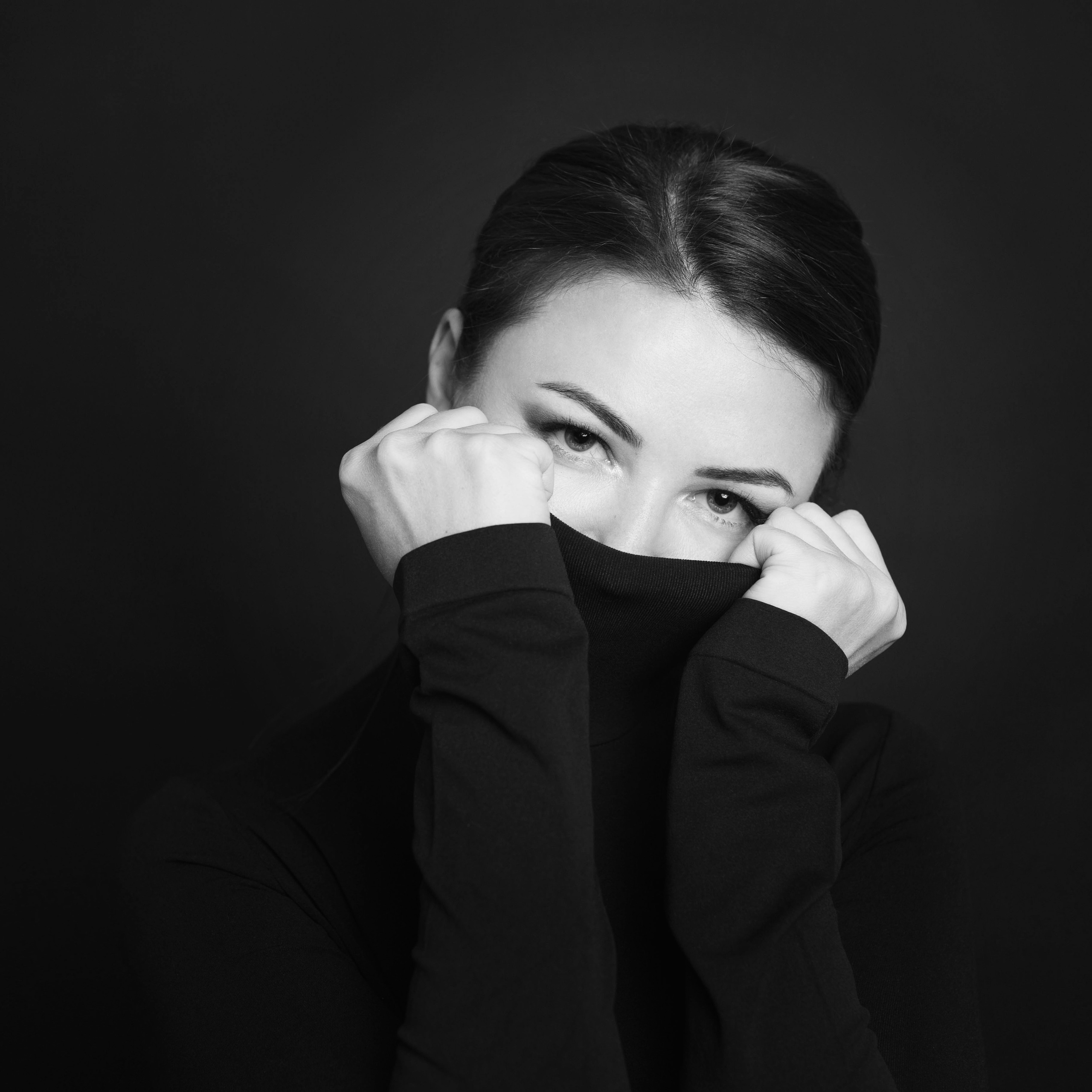 Черно-белый минималистичный портрет | Избранные работы в Санкт-Петербурге. Портретные фотосессии, контент-съемки, репортаж