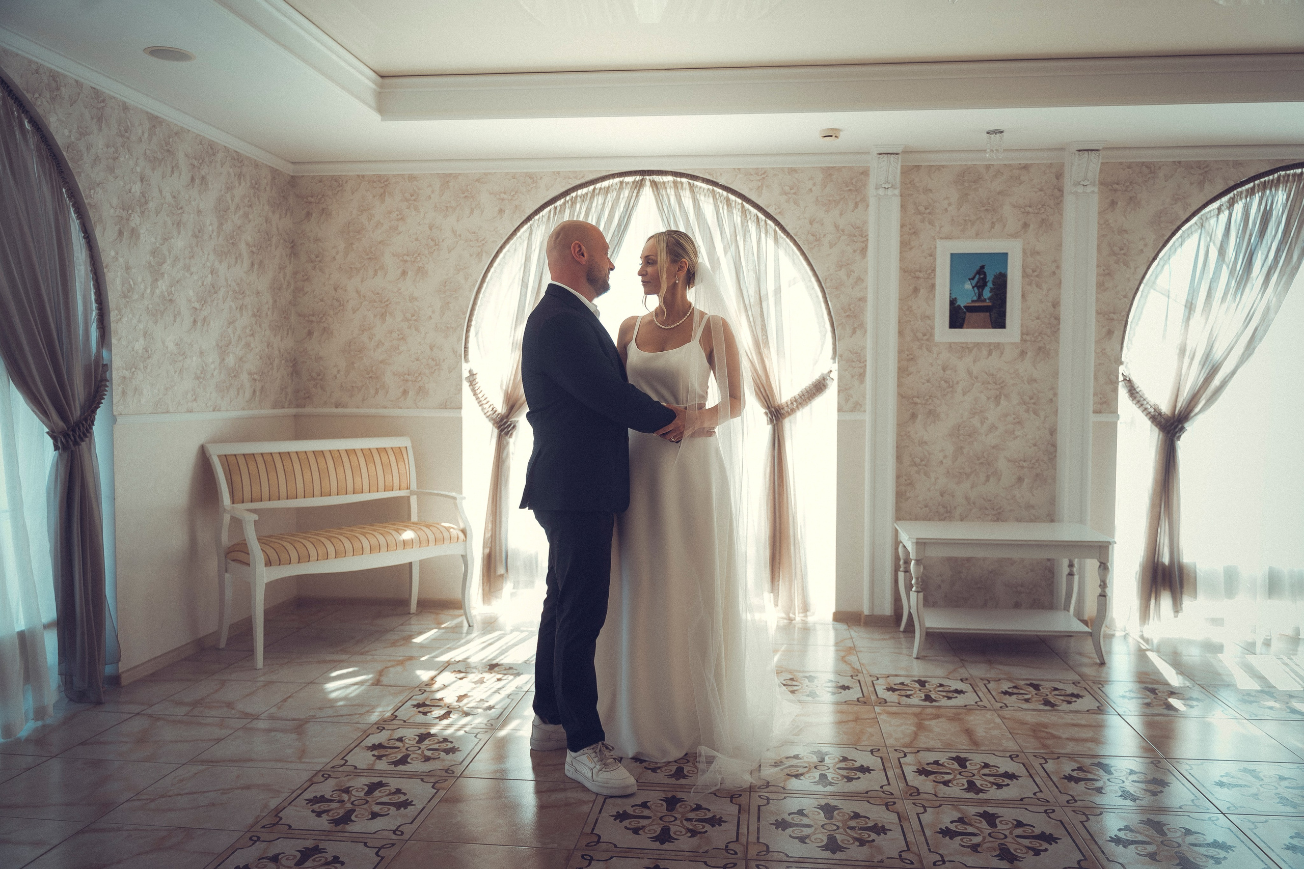 Свадебная фотосессия в ЗАГСе Петергофа. Фото внутри