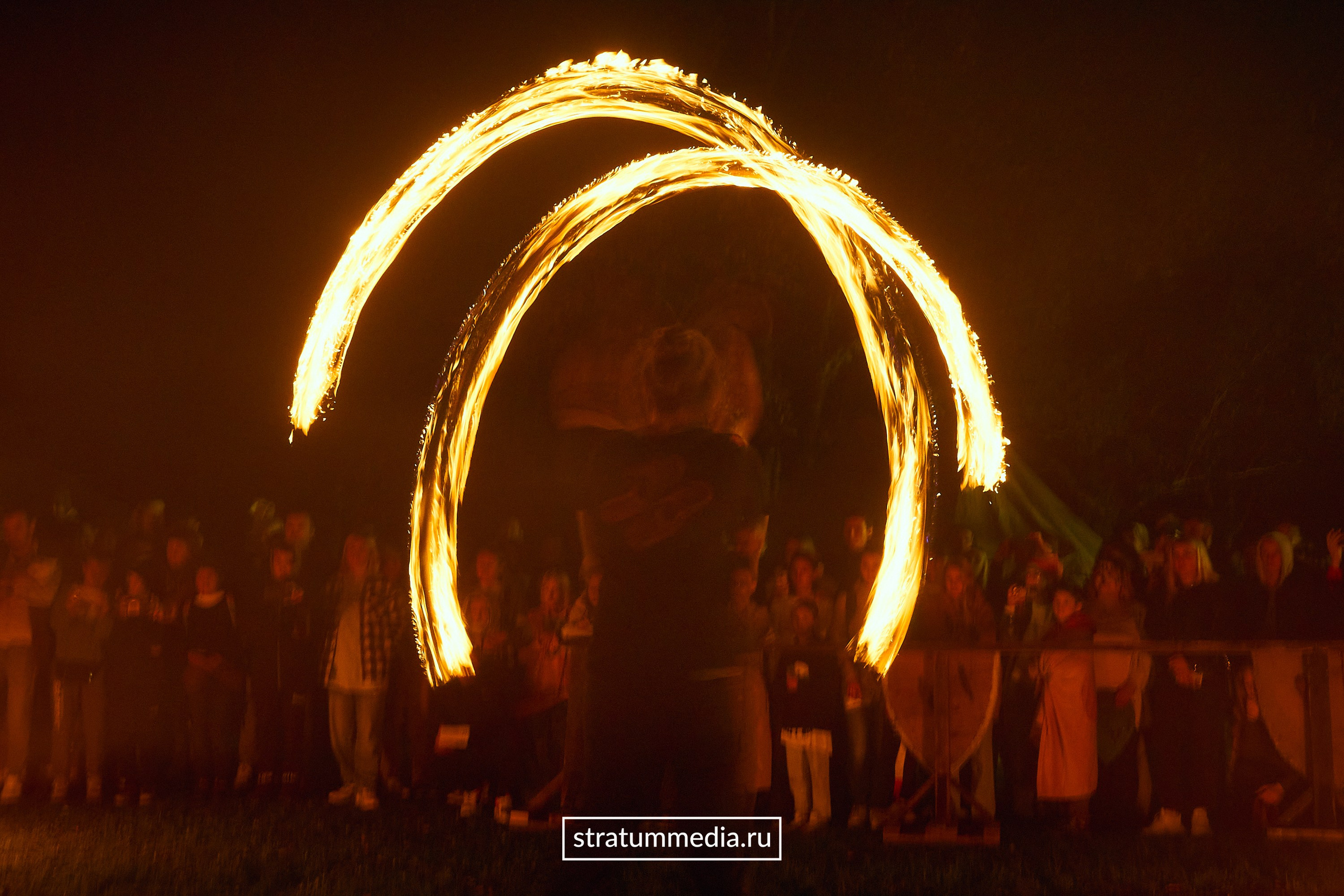 Fire Show at Park. Stratum Media — Фото-Видео Съемки