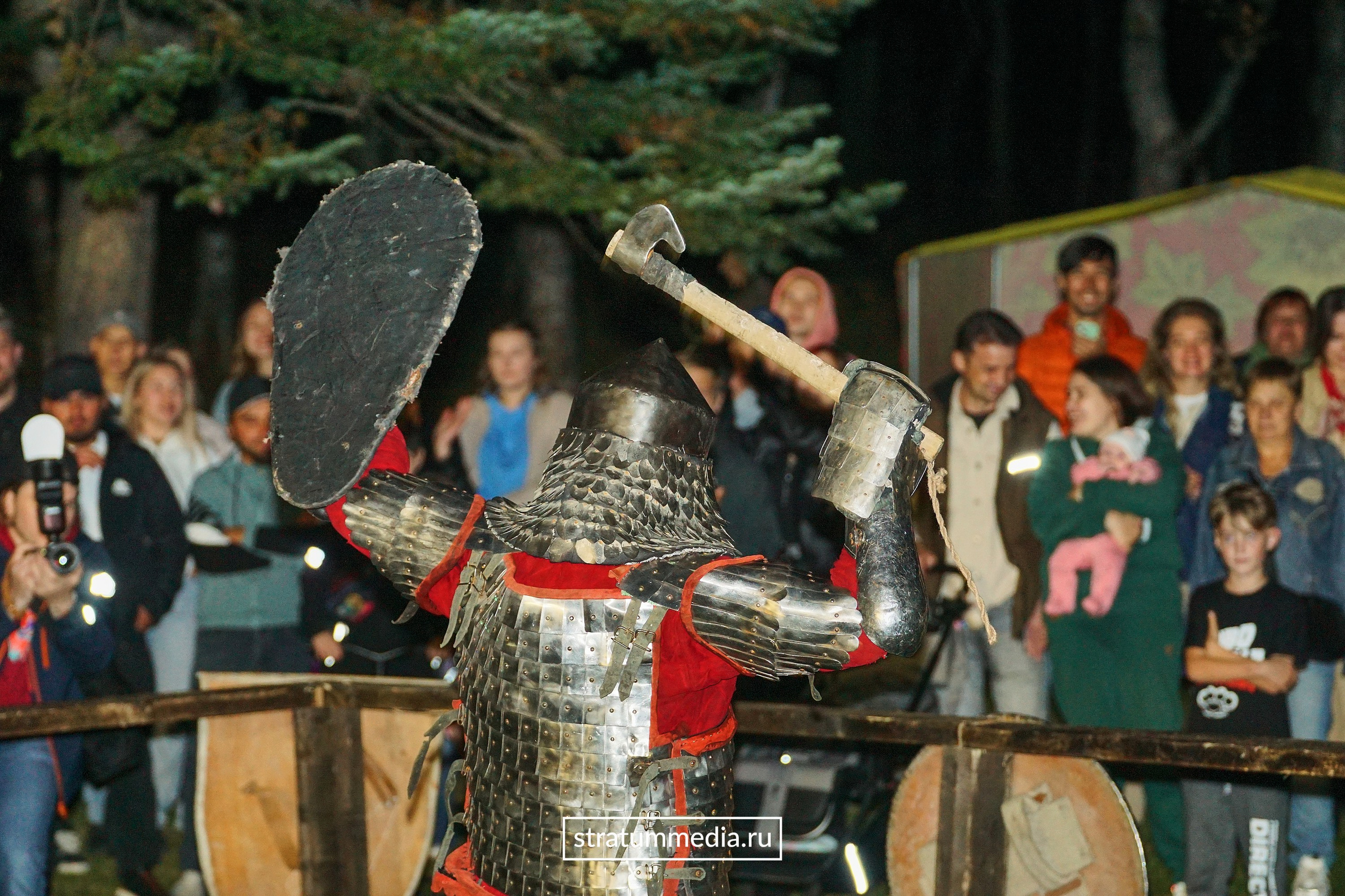 Fire Show at Park. Stratum Media — Фото-Видео Съемки