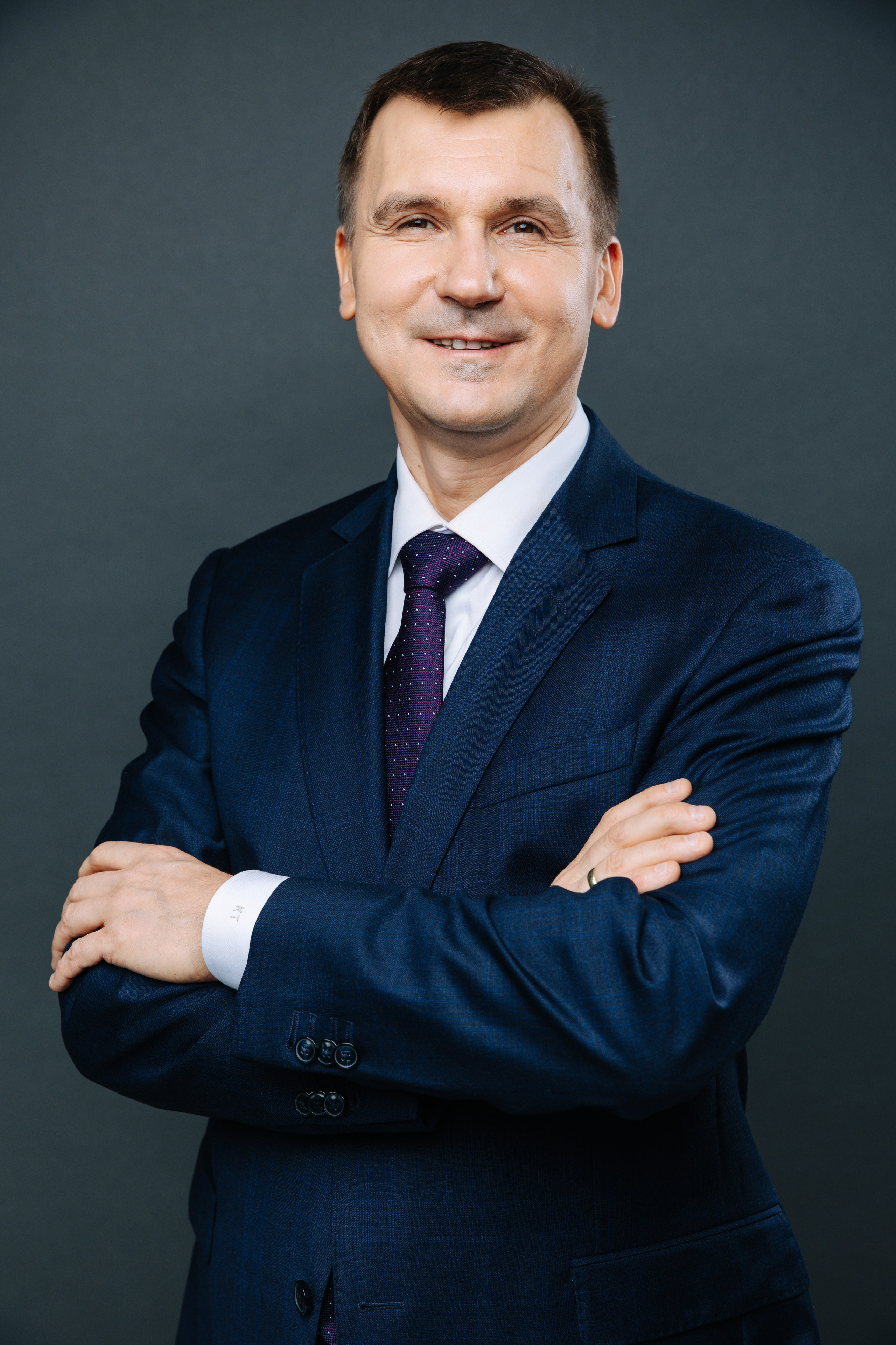 бизнес фотосессия для сотрудников и руководителей на одинаковом фоне