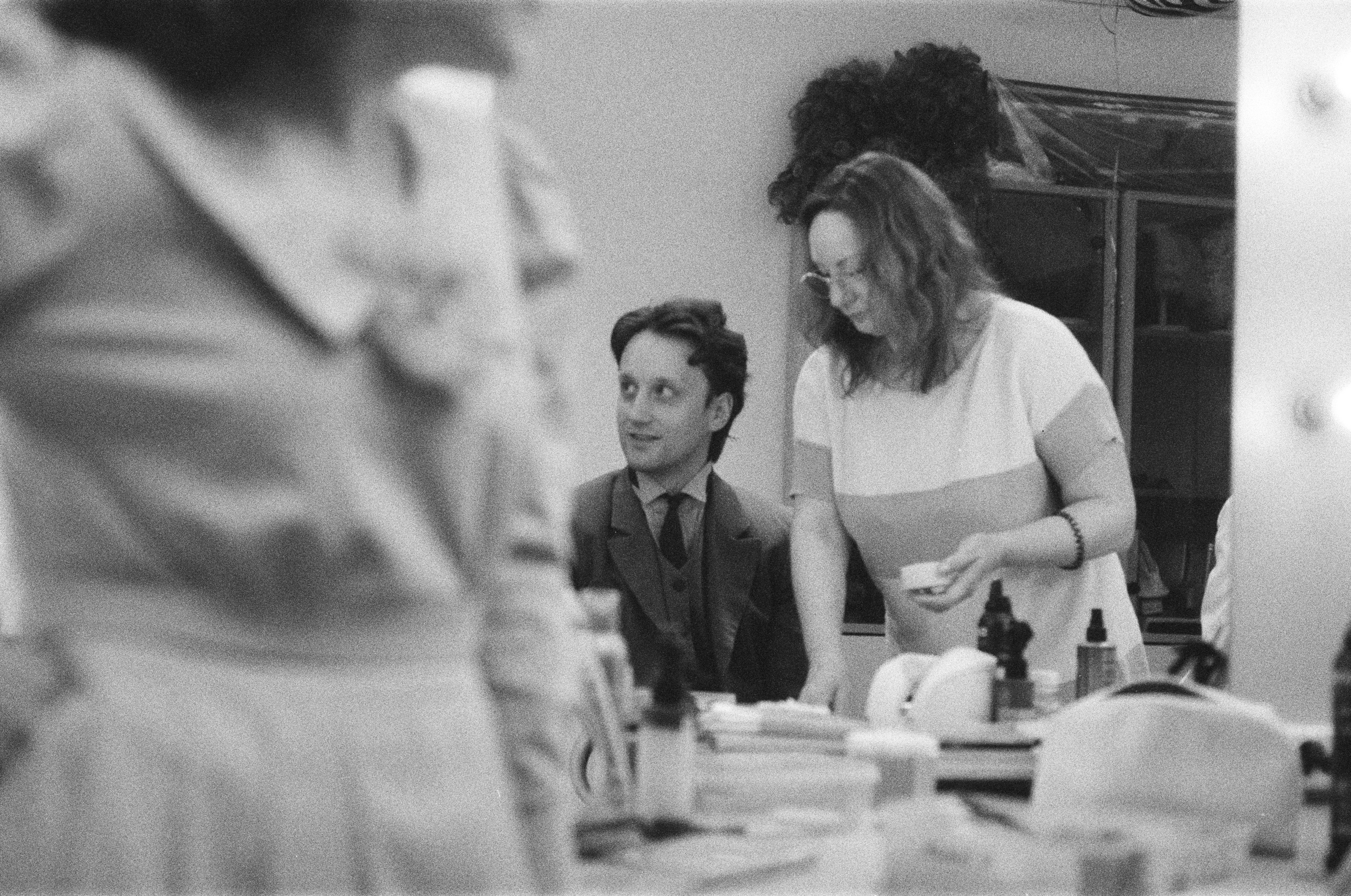 Фотосерия о магии театра и трансформации актёра: грим, костюмы, эмоции и визуальные метаморфозы на пути к сценическому образу. На фото — актёры Театра Стаса Намина и Мастерской Петра Фоменко. Фотограф: Ожерельев Лев