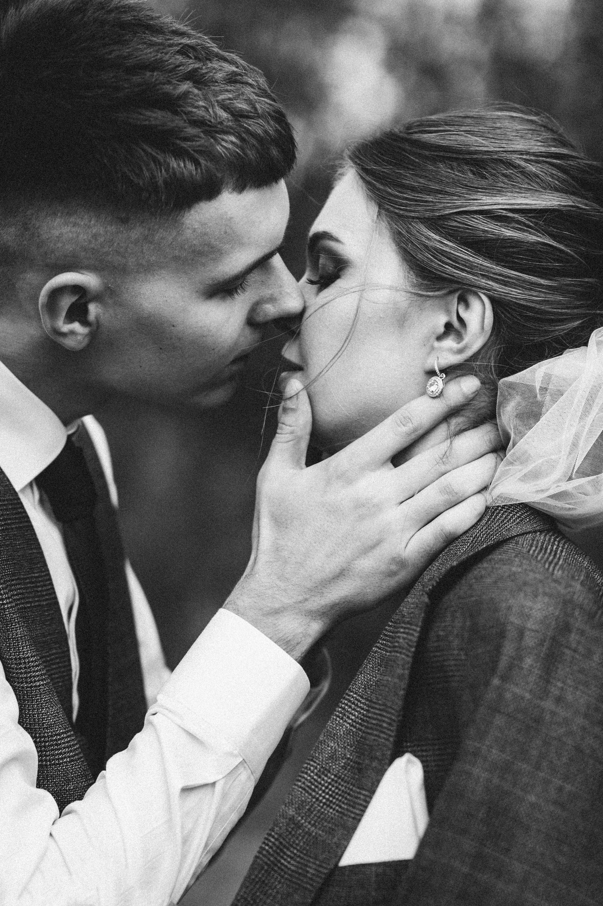 Черно-белая фотография жених собирается поцеловать невесту