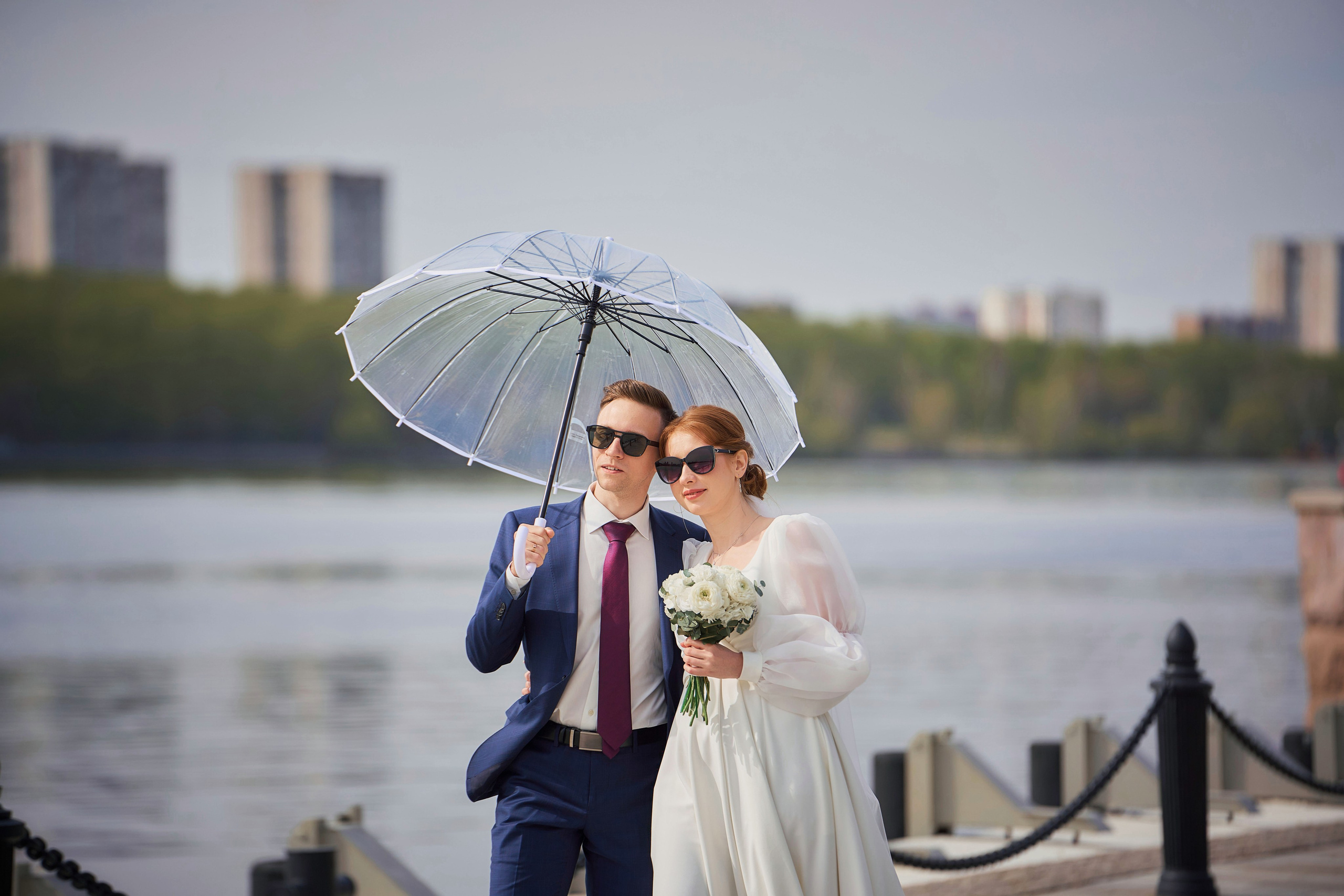 свадебная прогулка по набережной речного вокзала