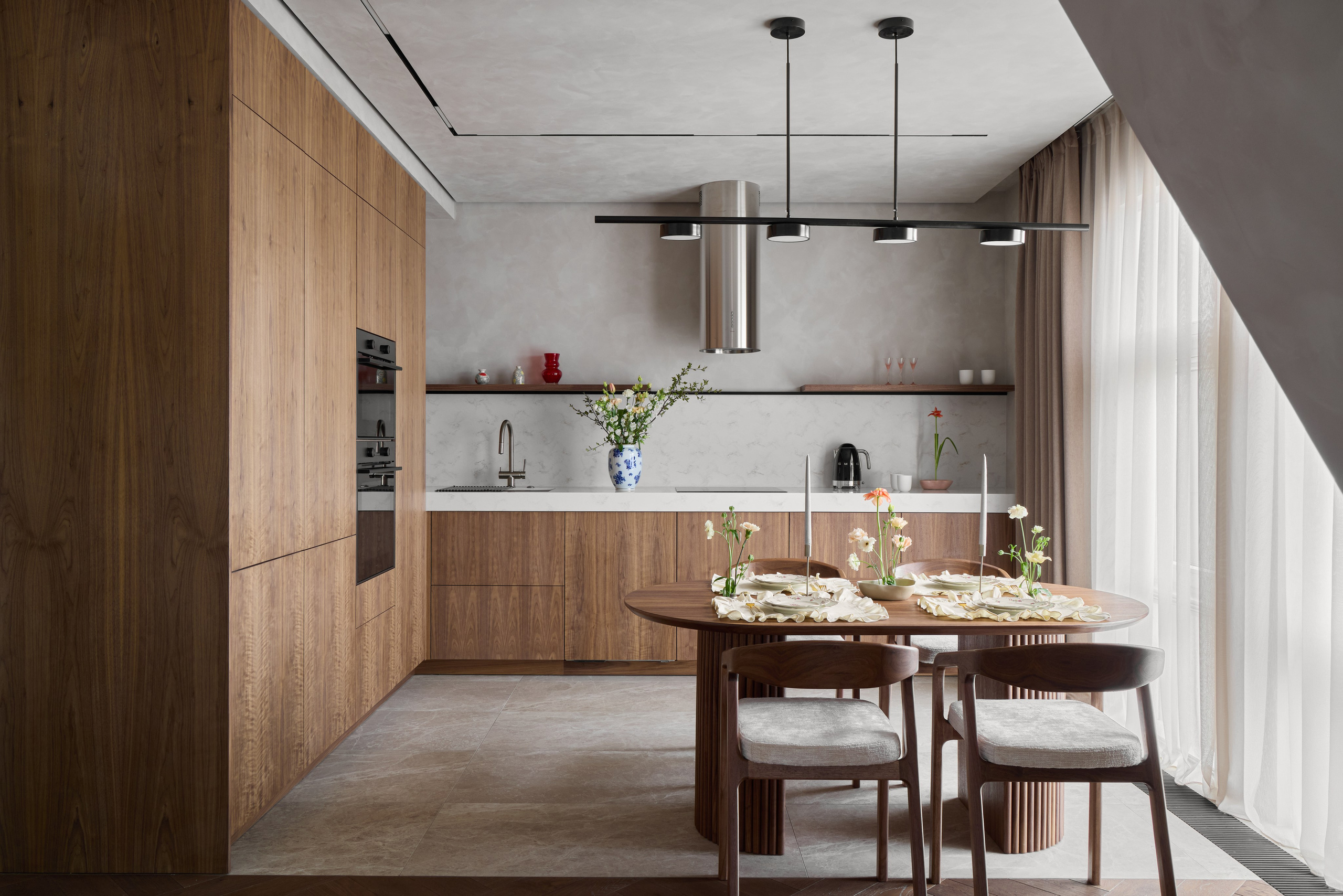 Минималистичный интерьер кухни-гостиной в проекте ЖК «Балконский» — натуральные материалы, шпон и камень. Автор: интерьерный дизайнер Ксения Новикова (ksudsgn), Санкт-Петербург.