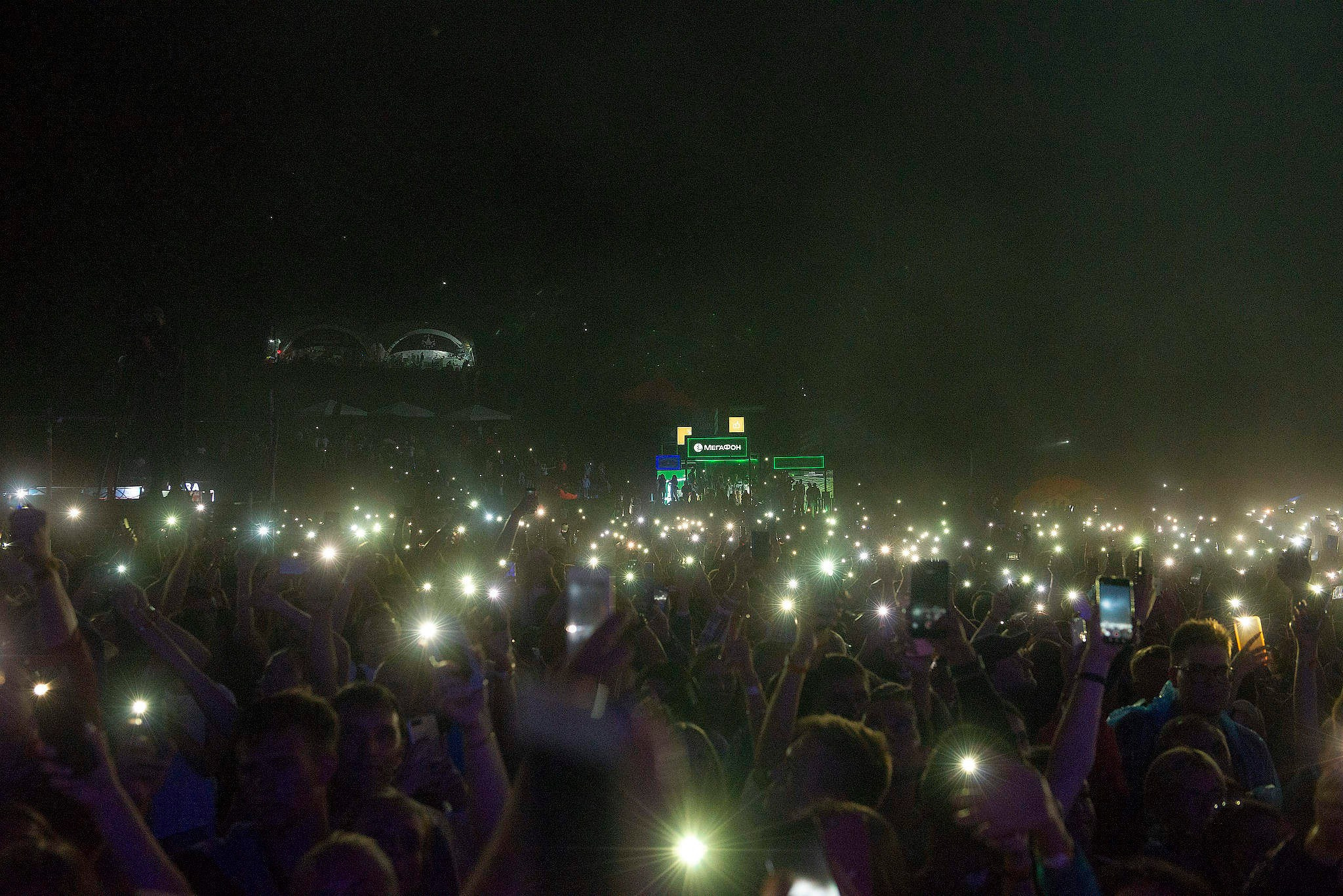 Зрители слушают Земфиру на музыкальном фестивале в Красной Поляне. Съемка для компании Мегафон в 2019 году.