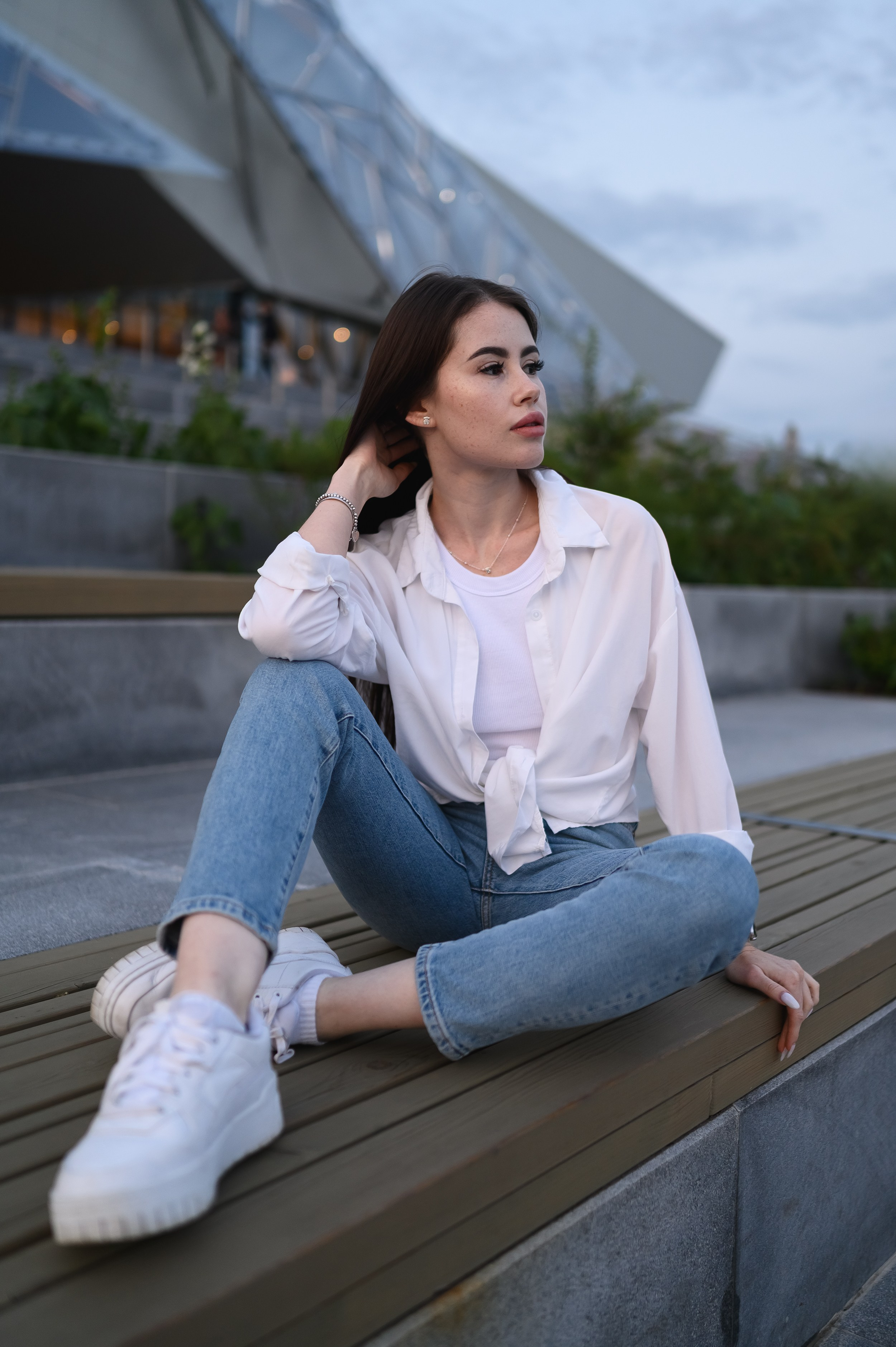 Девушка в белой одежде у Театра Камала — вечерняя портретная фотосессия в Казани