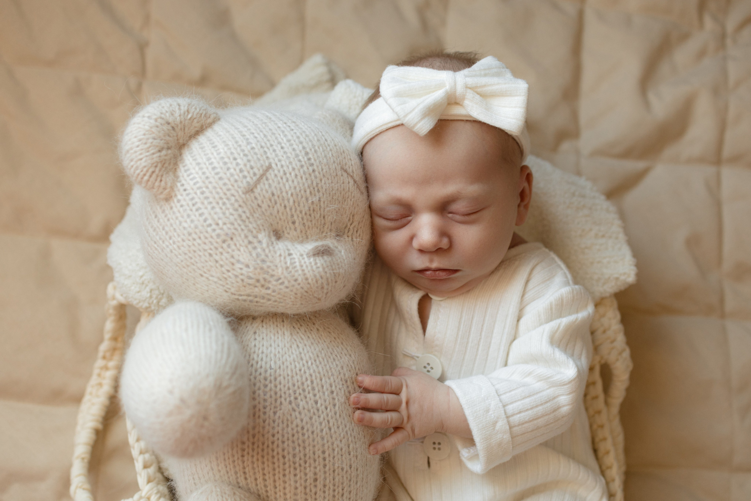 Домашняя фотосессия малыша до 14 дней, светлая палитра, натуральность