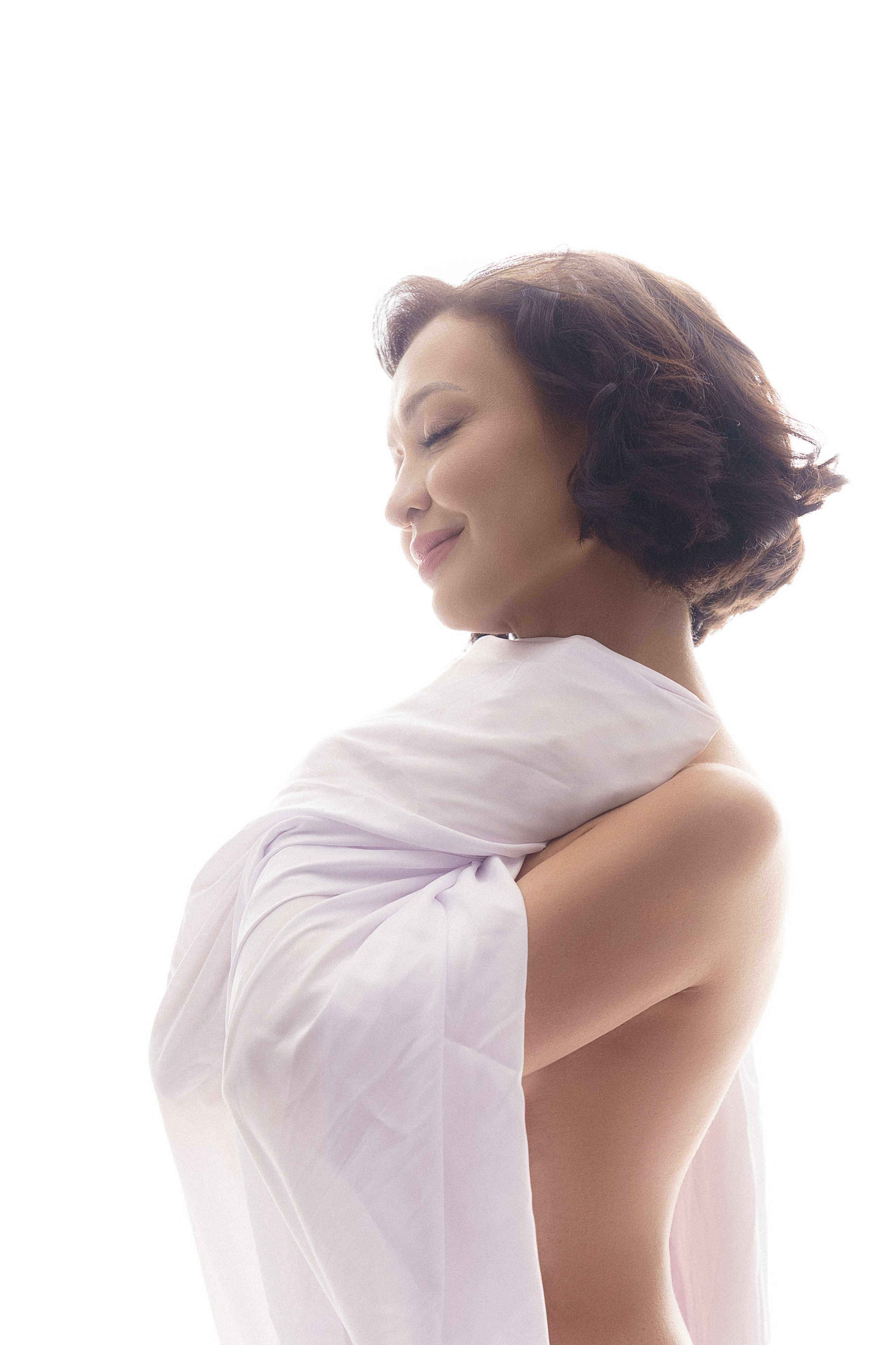 Ню фотосессия в эстетическом стиле — женщина в белье, мягкий свет, белый студийный фон