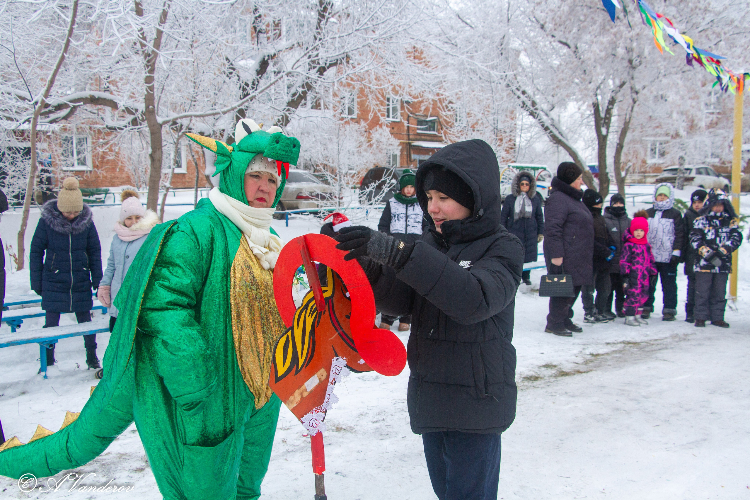 Праздник во дворе, ул. Осташковская-20. Фотограф Омск | Александр Вандеров