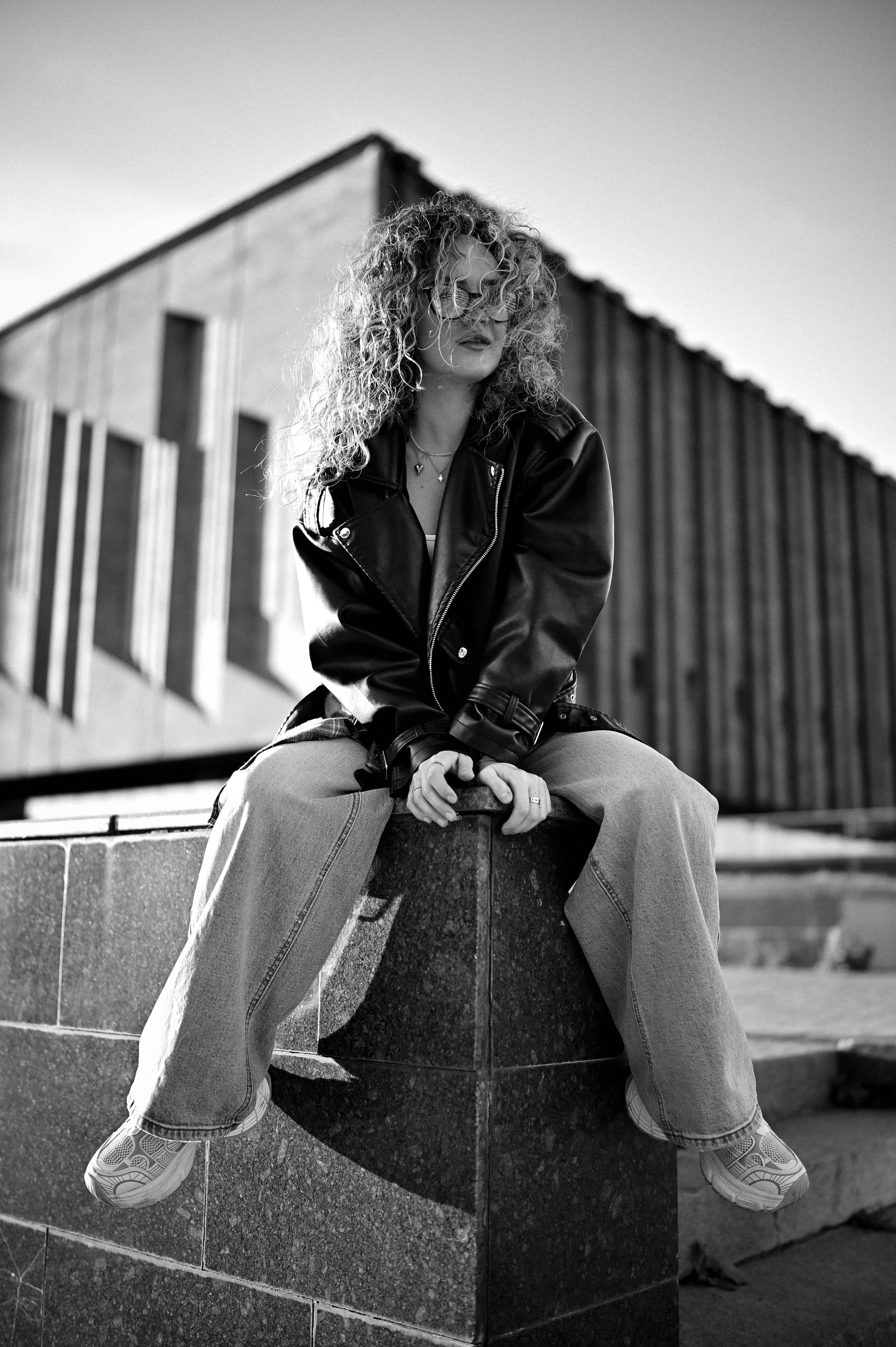 Уличная фотосессия для девушки в центре Казани с акцентом на стильный городской образ и архитектурный фон