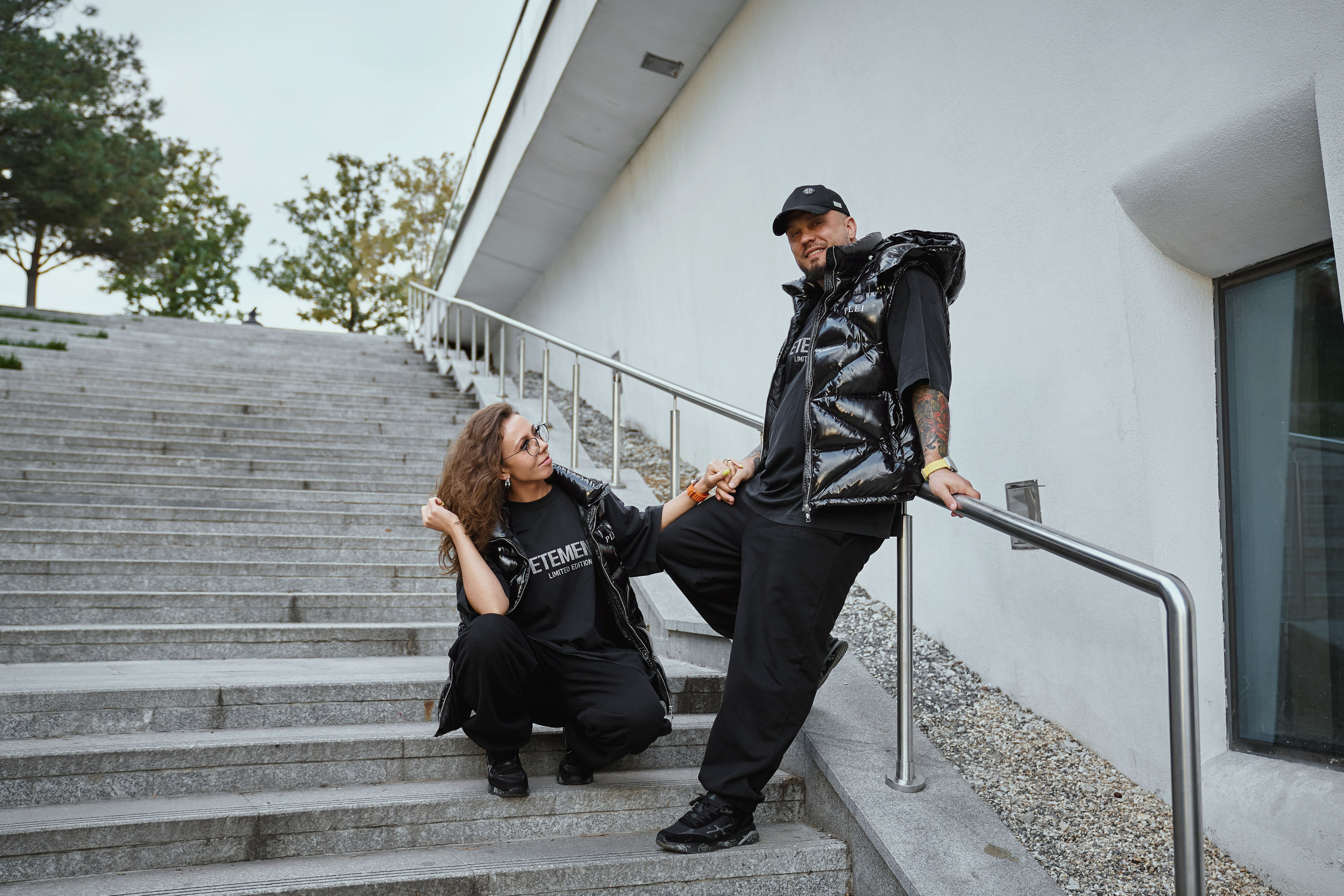 девушка и мужчина позируют на лестнице у ресторана Зарядье