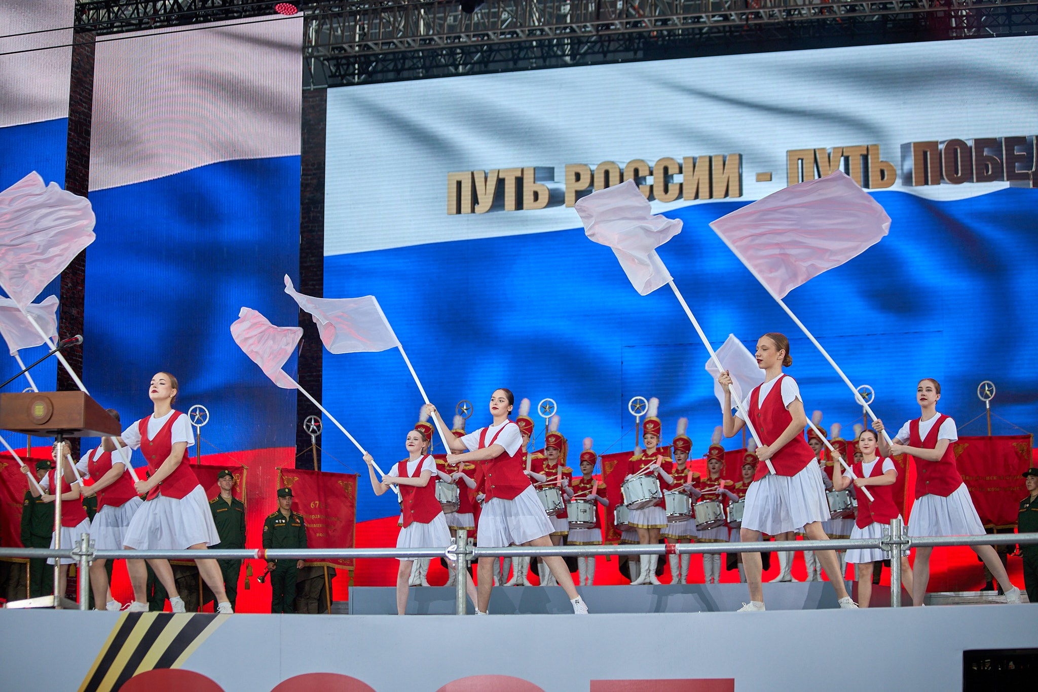 Концерт 9 мая 2025 года на соборной площади. Фотограф Омск | Александр Вандеров