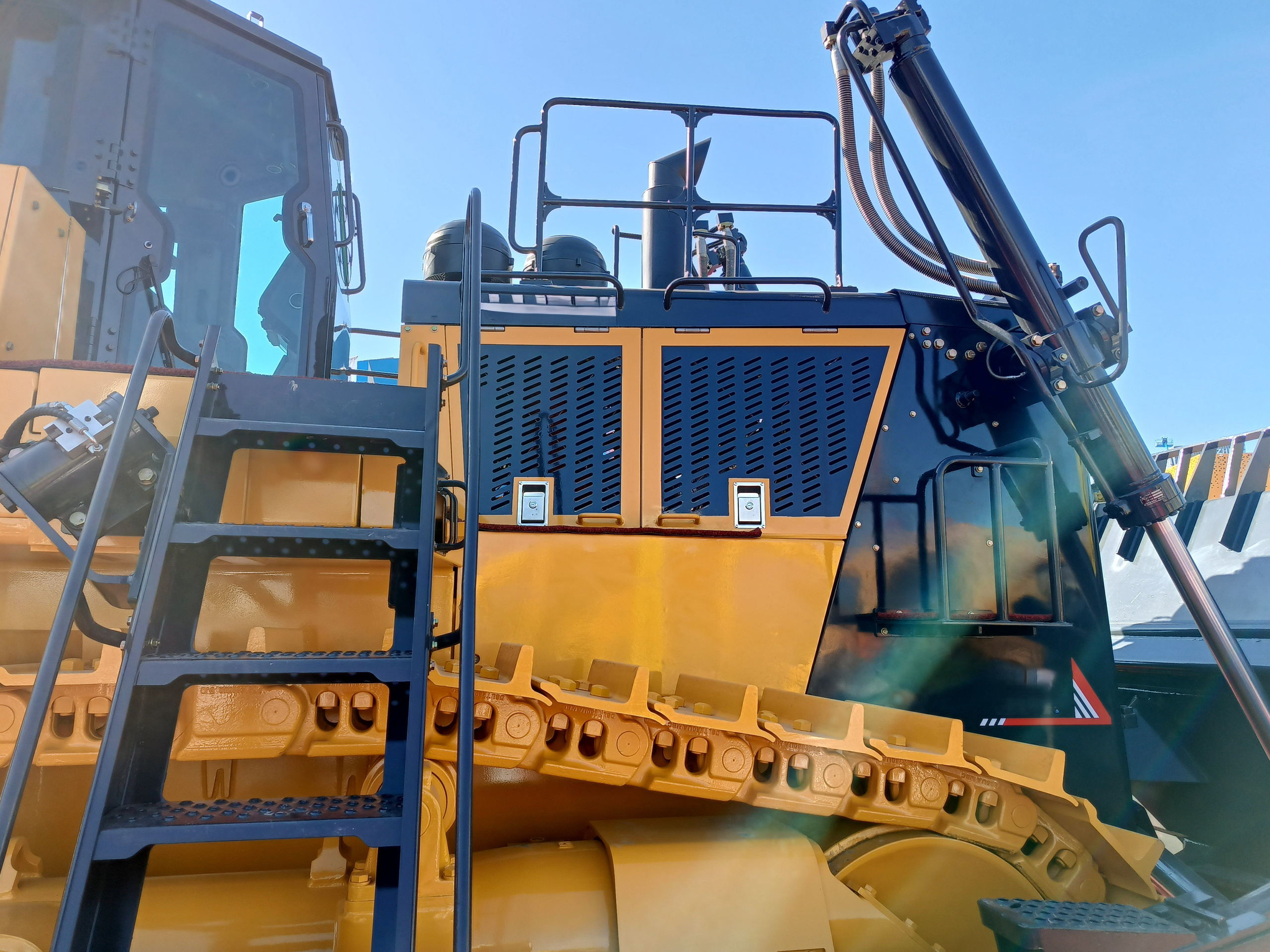 Фото бульдозеры D60. Продажа и обслуживание грузовой техники и спецтехники в г. Новосибирск компания СТИ