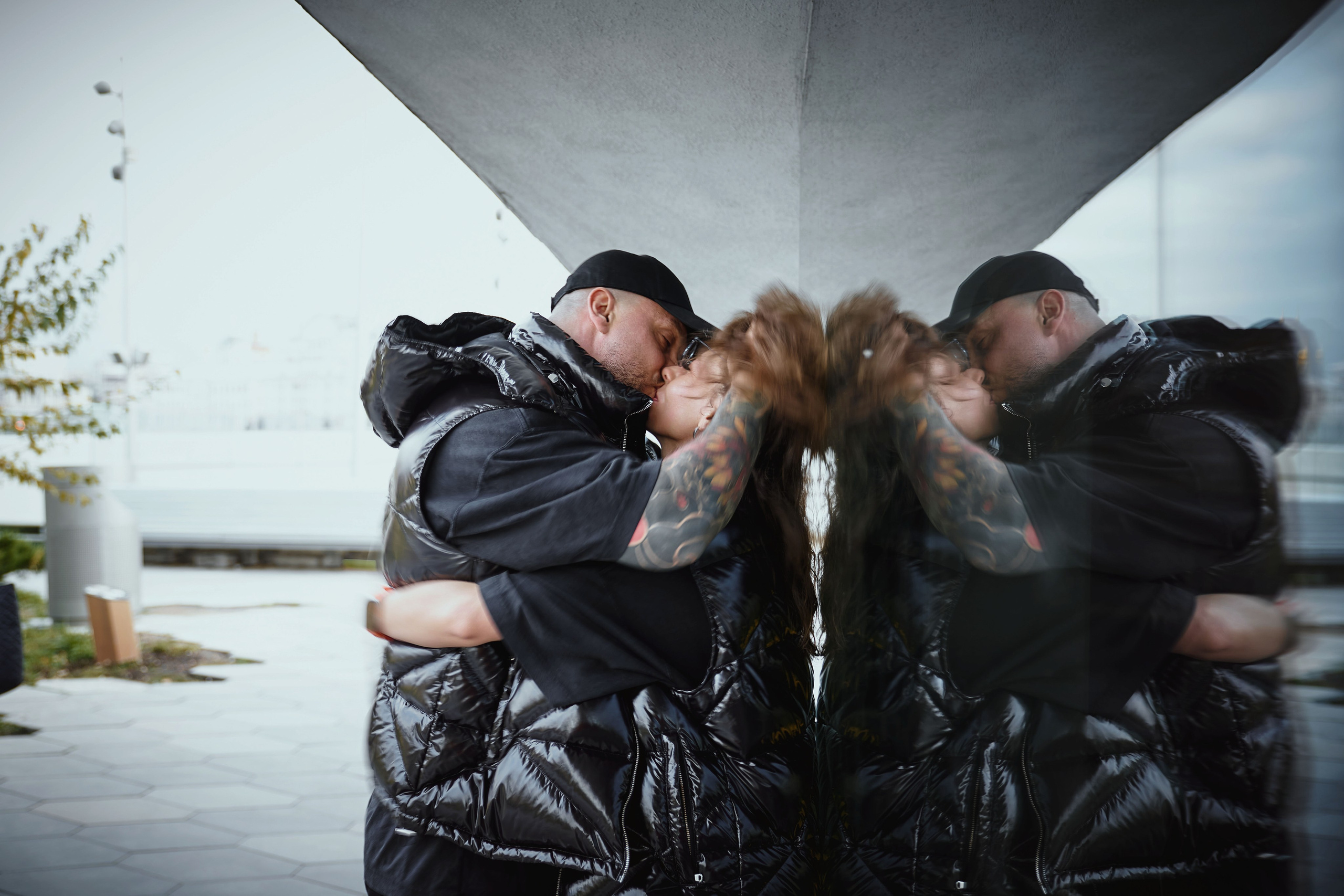 мужчина и женщина целуются в парке