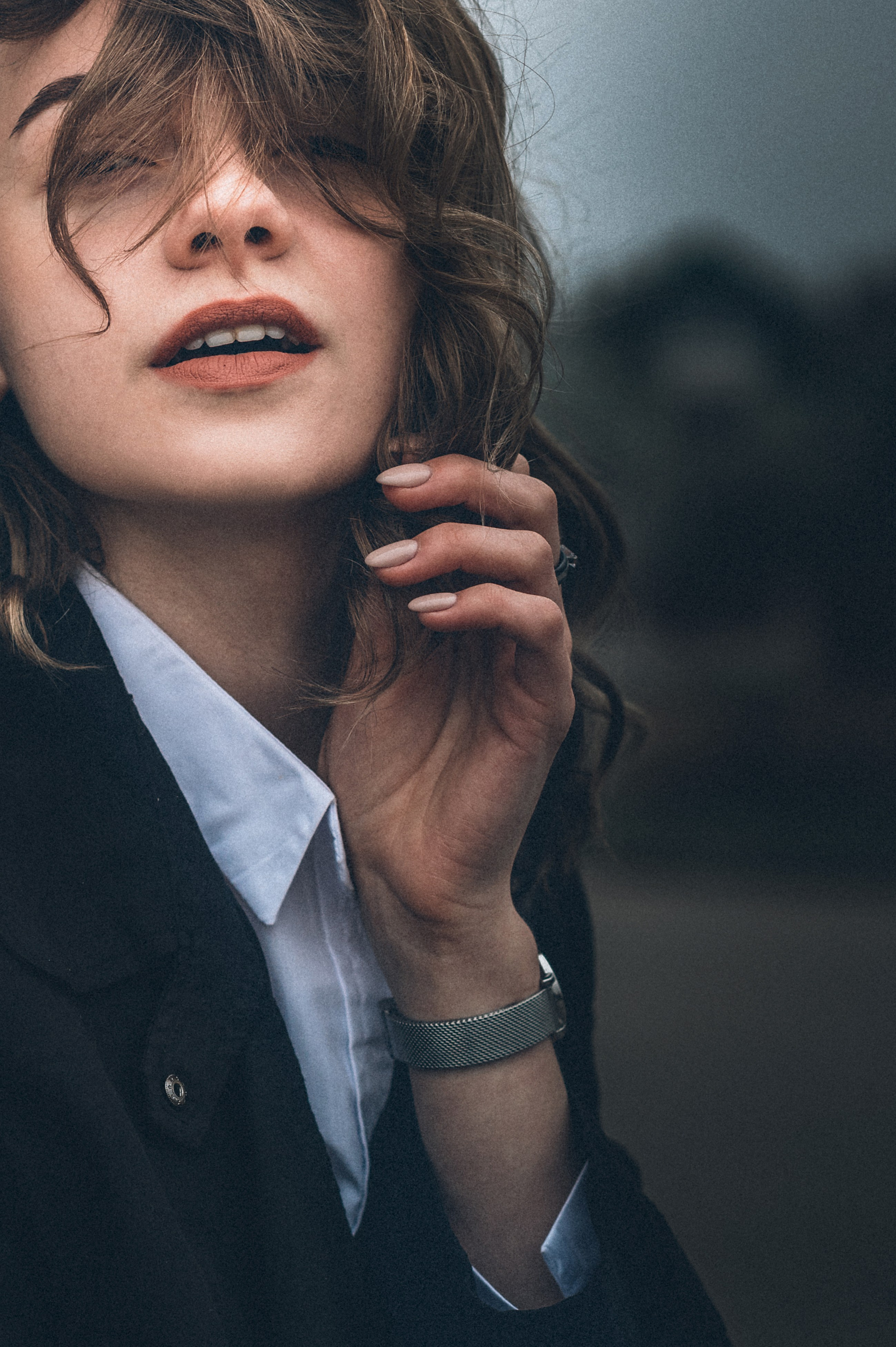 Портрет девушки со страстным взглядом