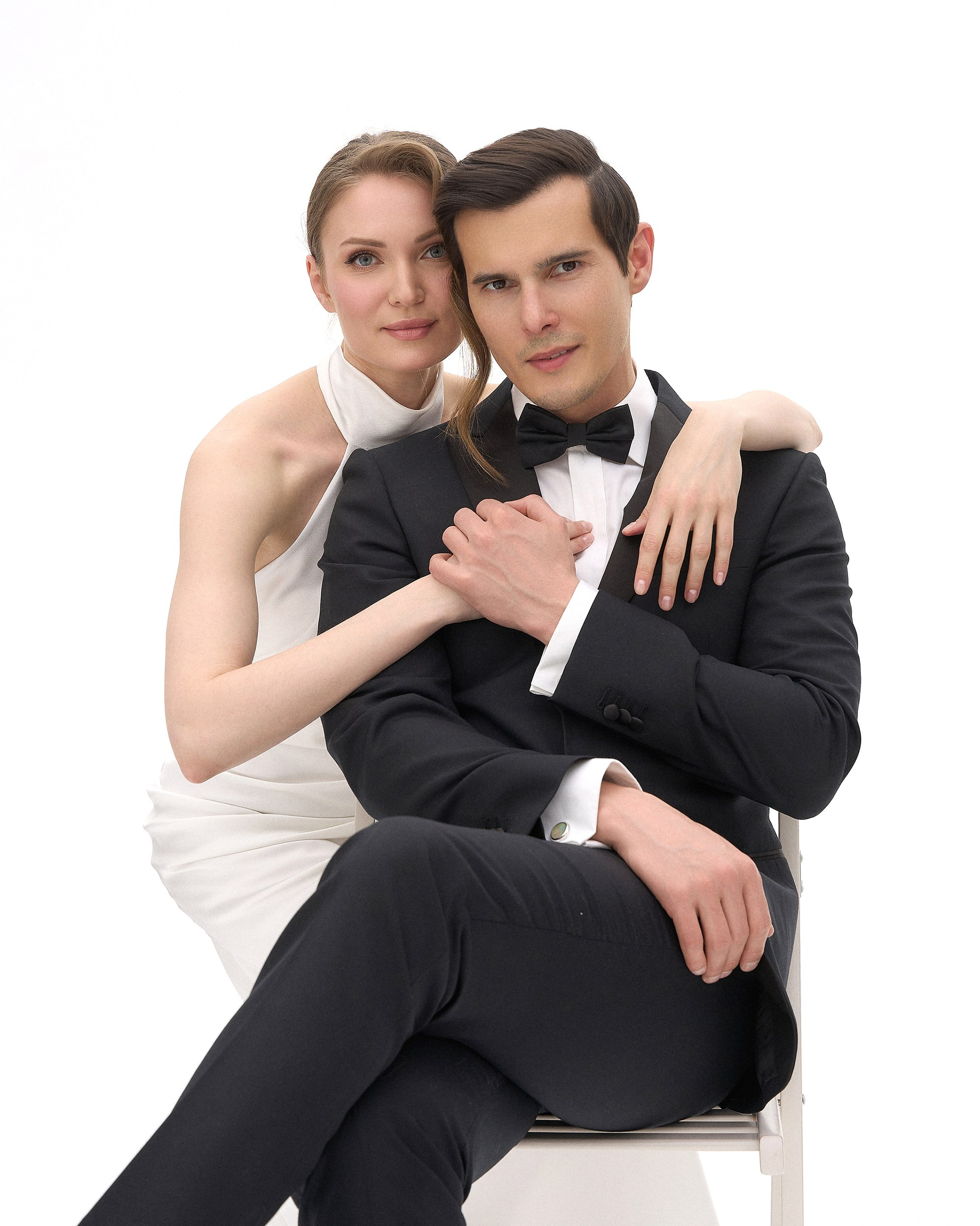 Жених и невеста на циклораме белого цвета, минималистичная свадебная съемка без лишних деталей, чистый свет, фотограф Дмитрий Цветков, СПб