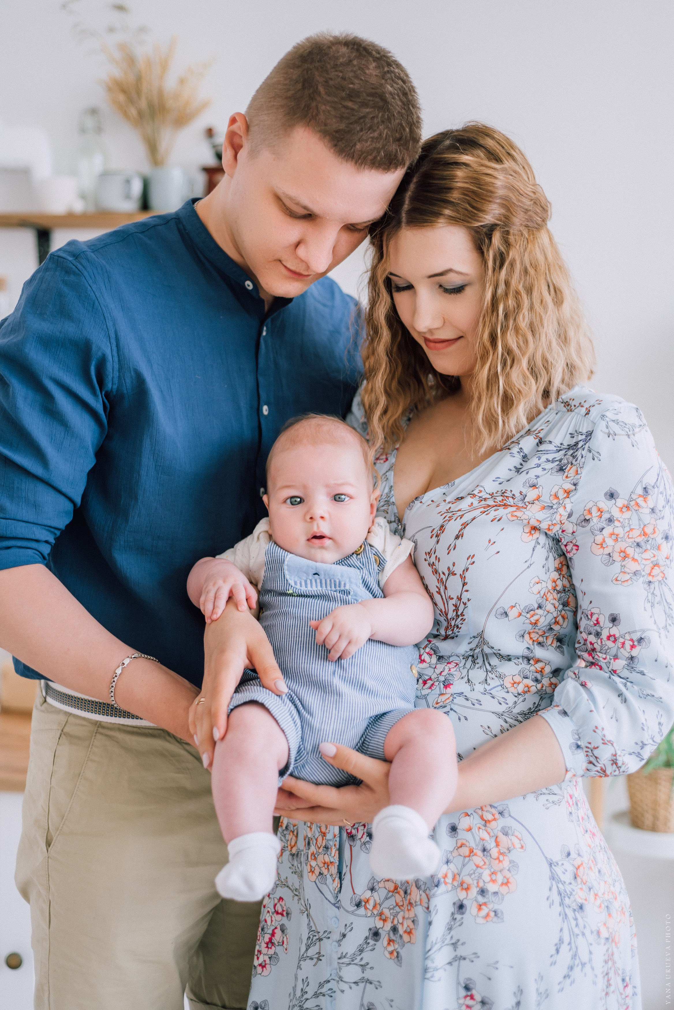 Семейная студийная съемка с малышом