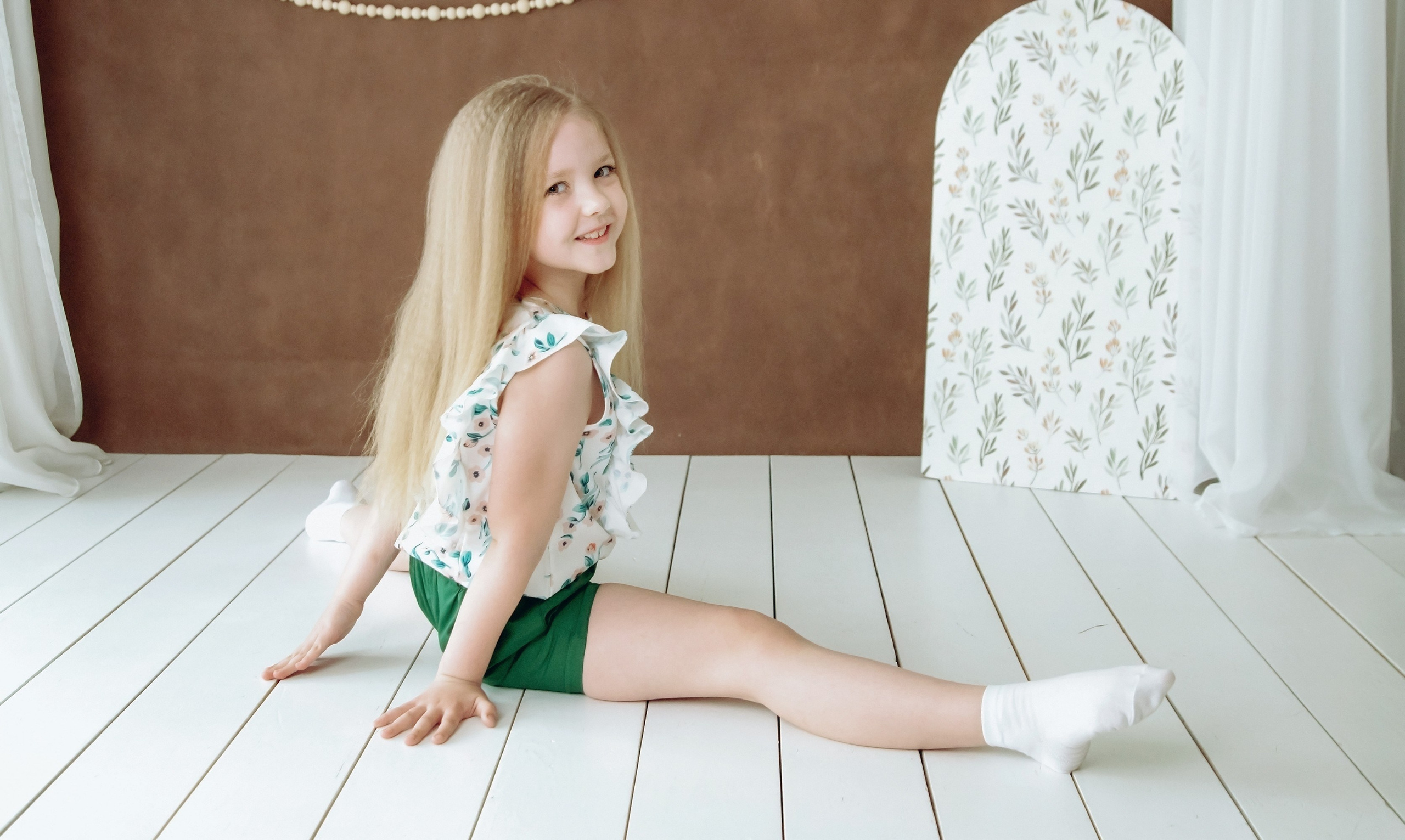 Семейная фотосессия в студии - девочка сидя делает шпагат