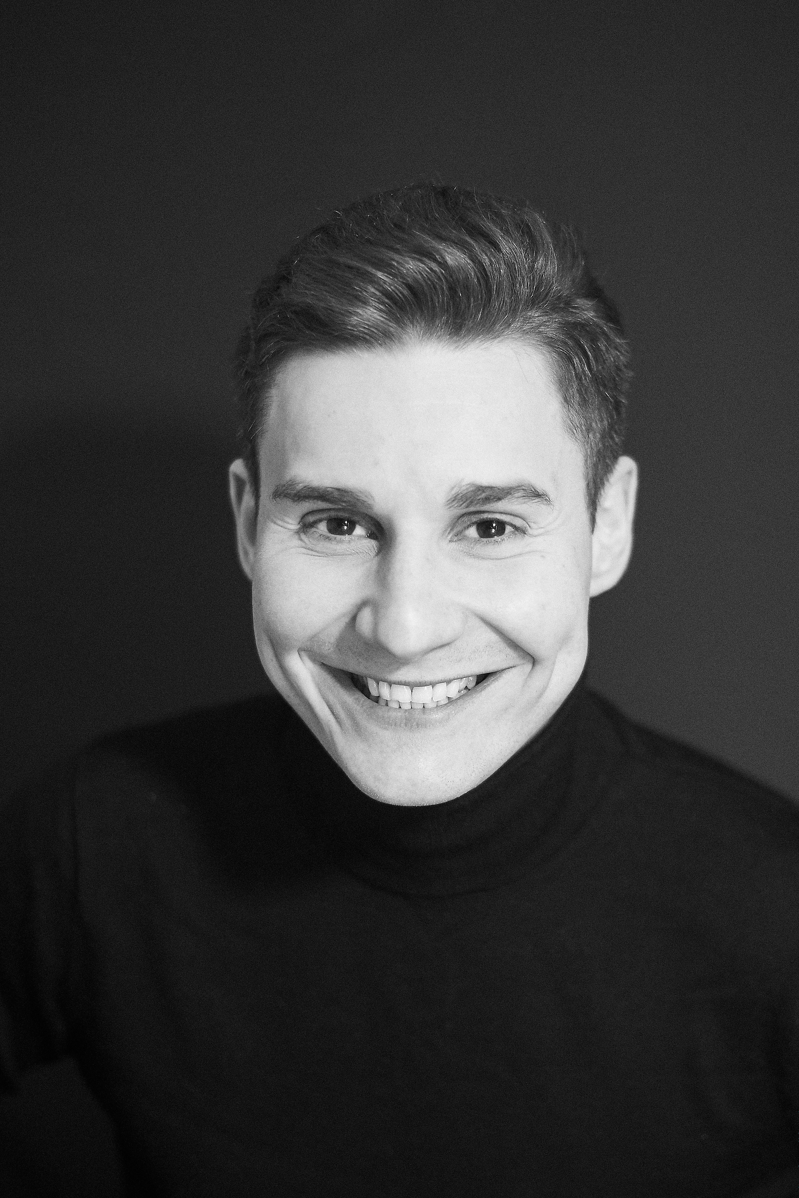 Портрет мужчины с открытой улыбкой