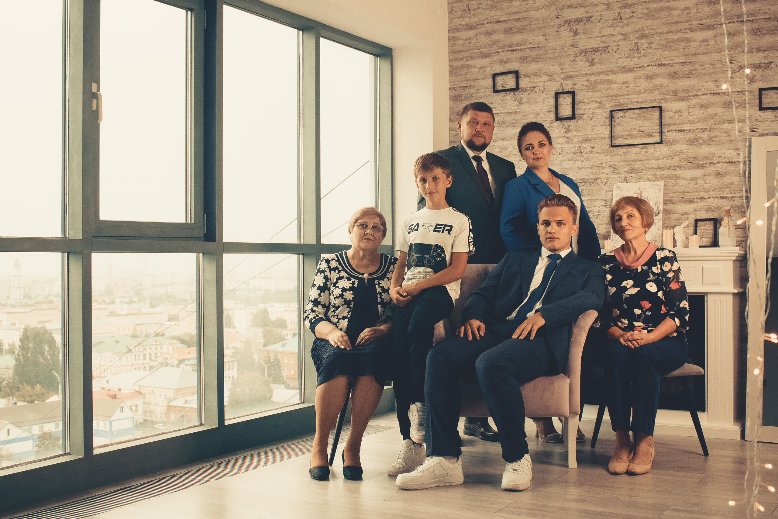 Выпускной 11 класс, выпускник с семьей в студии, семейная фотосессия на выпускной