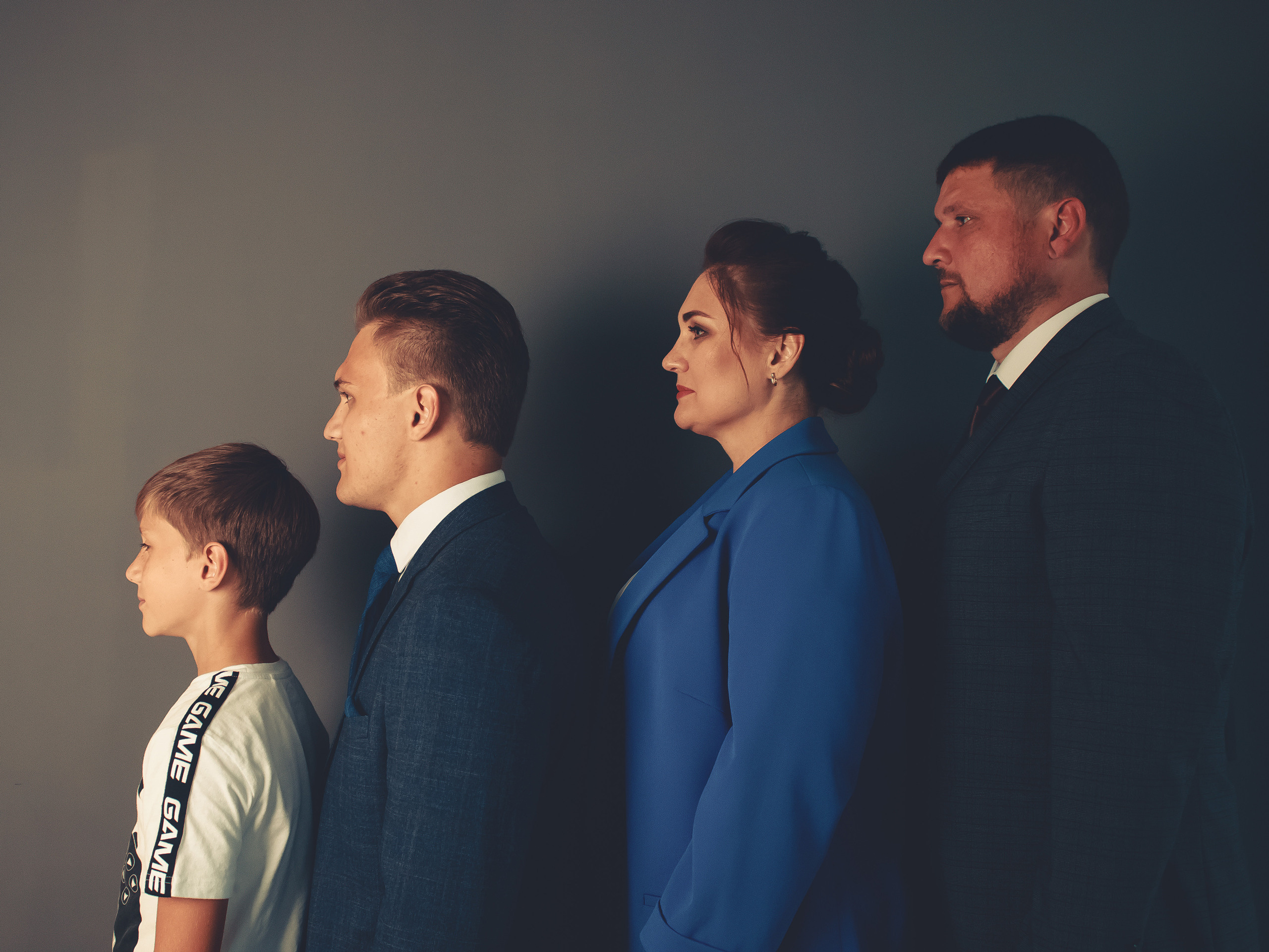 Выпускной 11 класс, выпускник с семьей в студии, семейная фотосессия на выпускной,фото с родителями