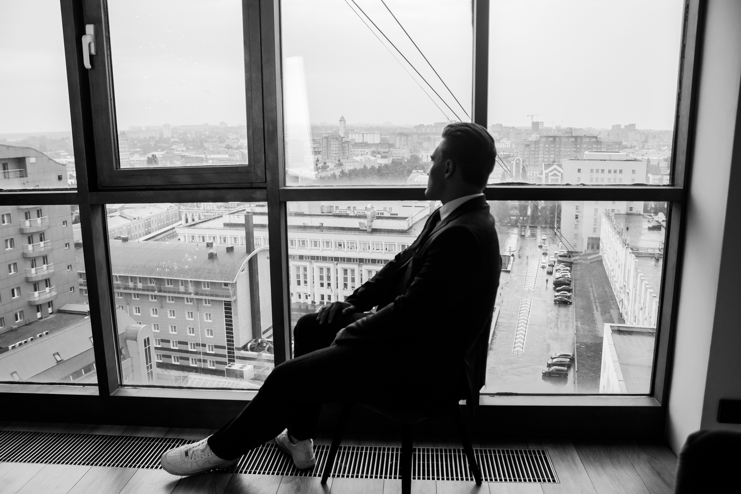 Выпускной 11 класс, выпускник с семьей в студии, семейная фотосессия на выпускной