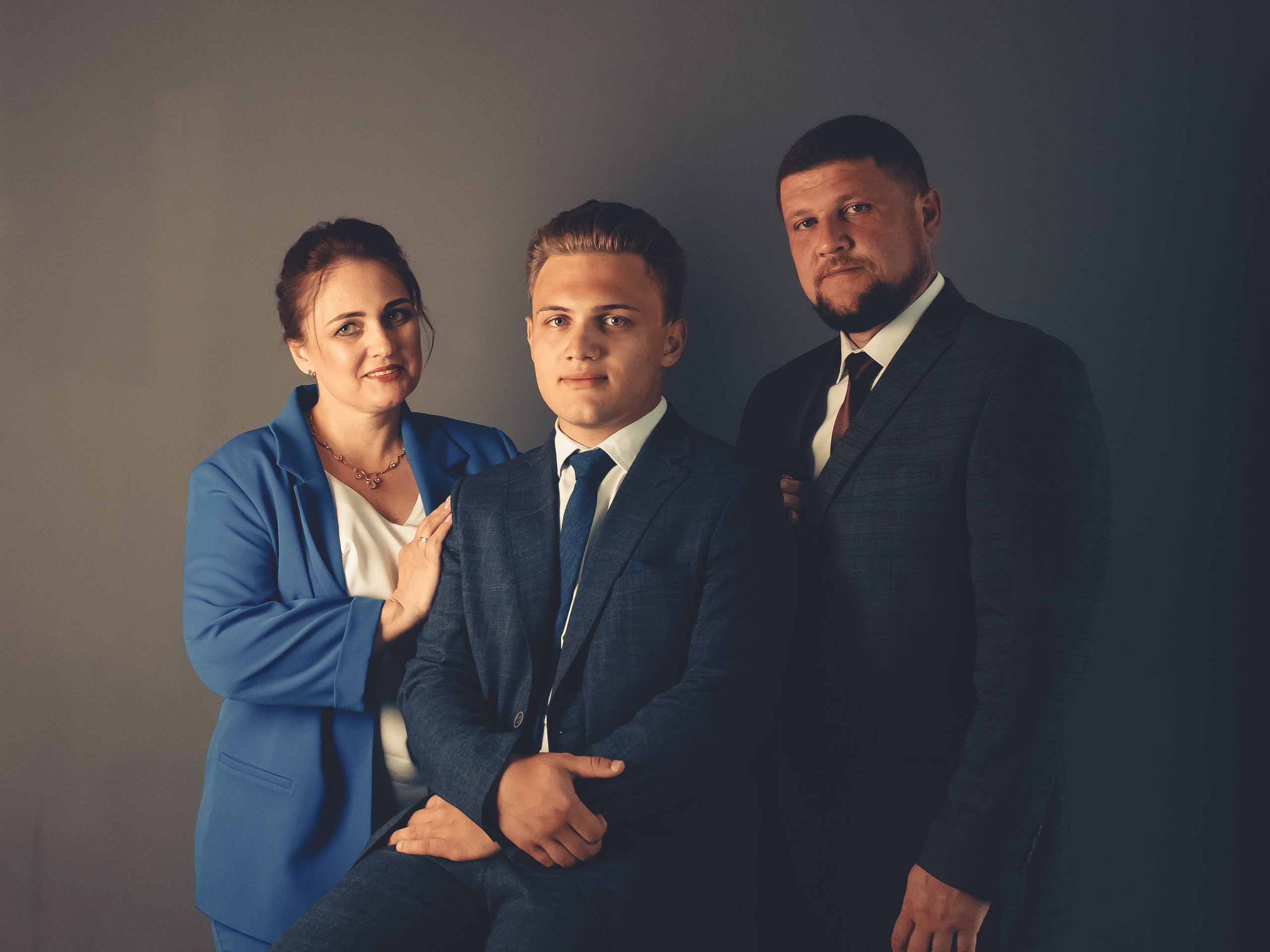 Выпускной 11 класс, выпускник с семьей в студии, семейная фотосессия на выпускной