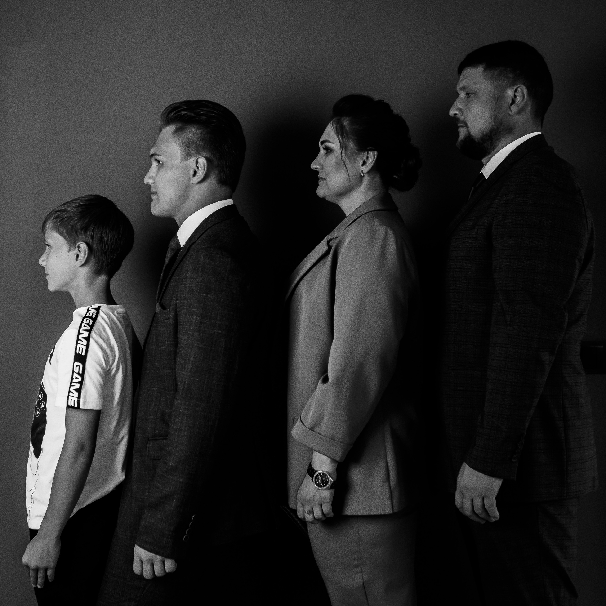 Выпускной 11 класс, выпускник с семьей в студии, семейная фотосессия на выпускной