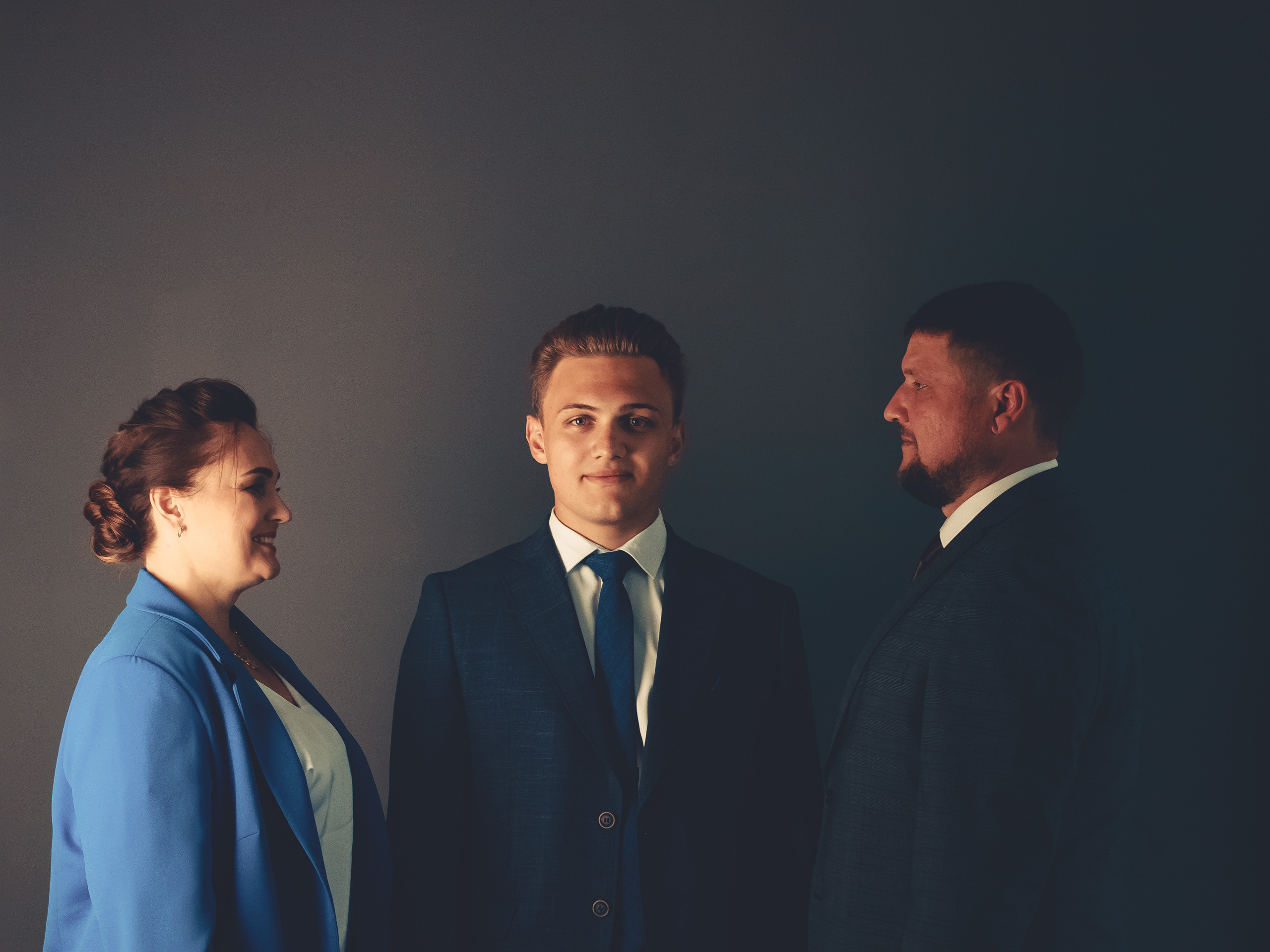 Выпускной 11 класс, выпускник с семьей в студии, семейная фотосессия на выпускной