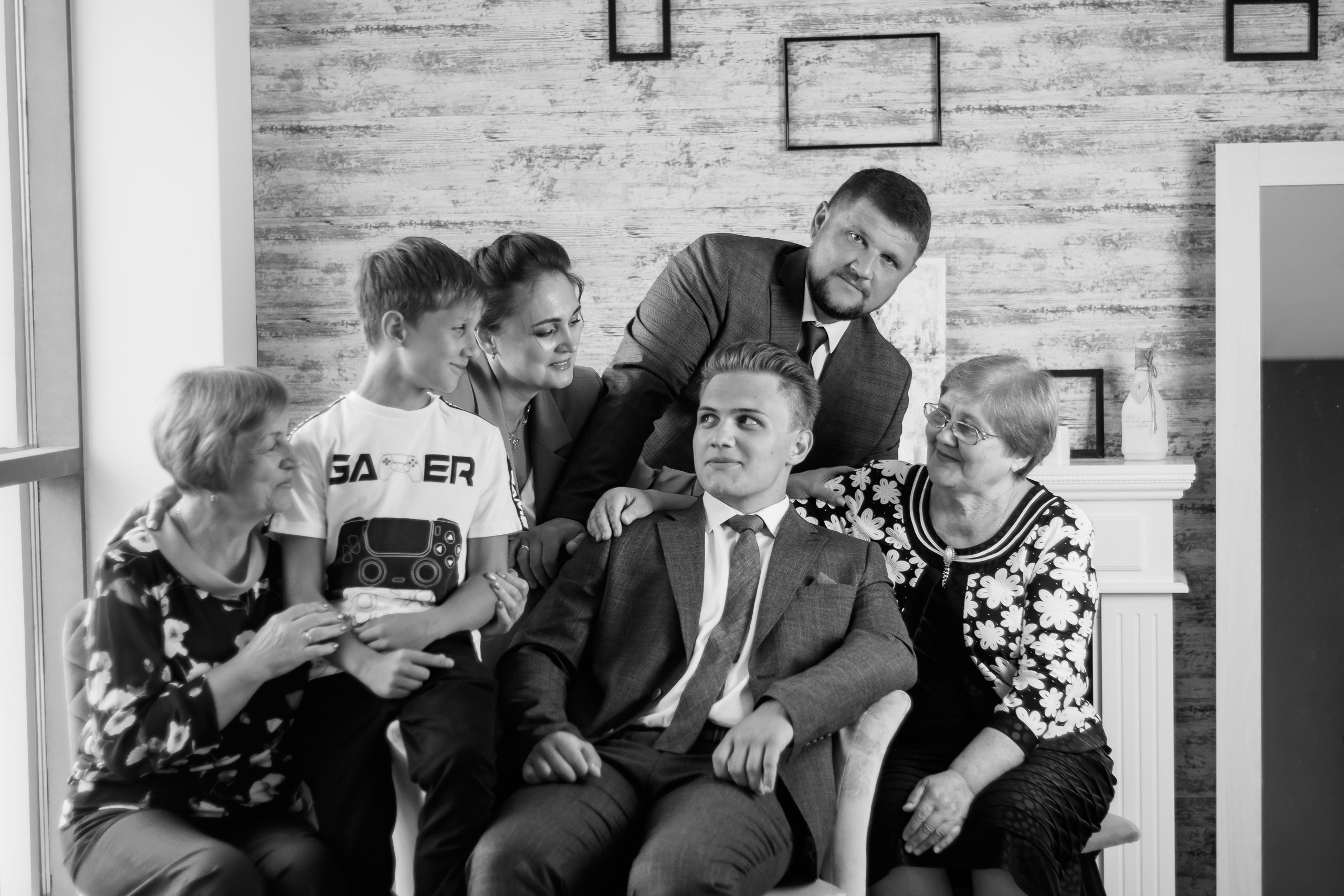 Выпускной 11 класс, выпускник с семьей в студии, семейная фотосессия на выпускной