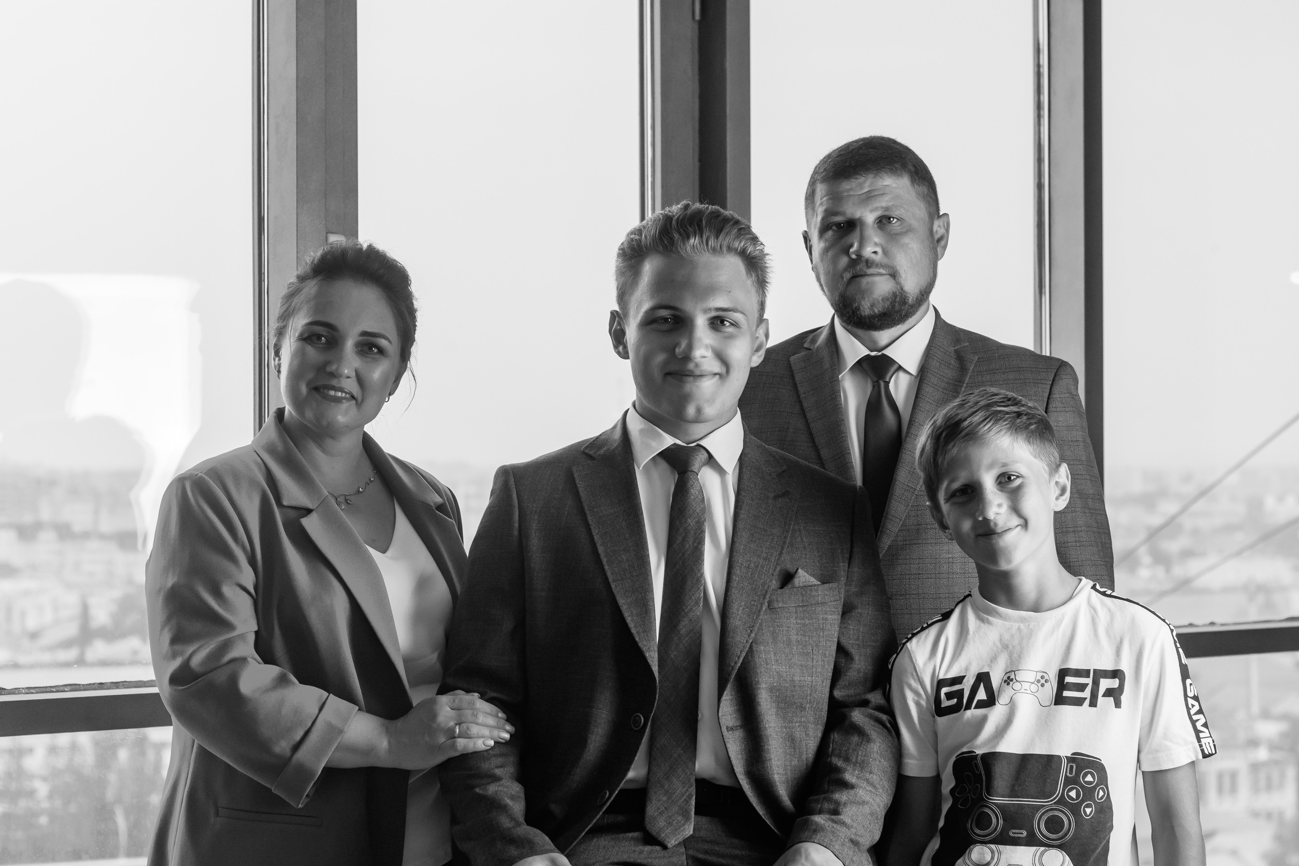 Выпускной 11 класс, выпускник с семьей в студии, семейная фотосессия на выпускной