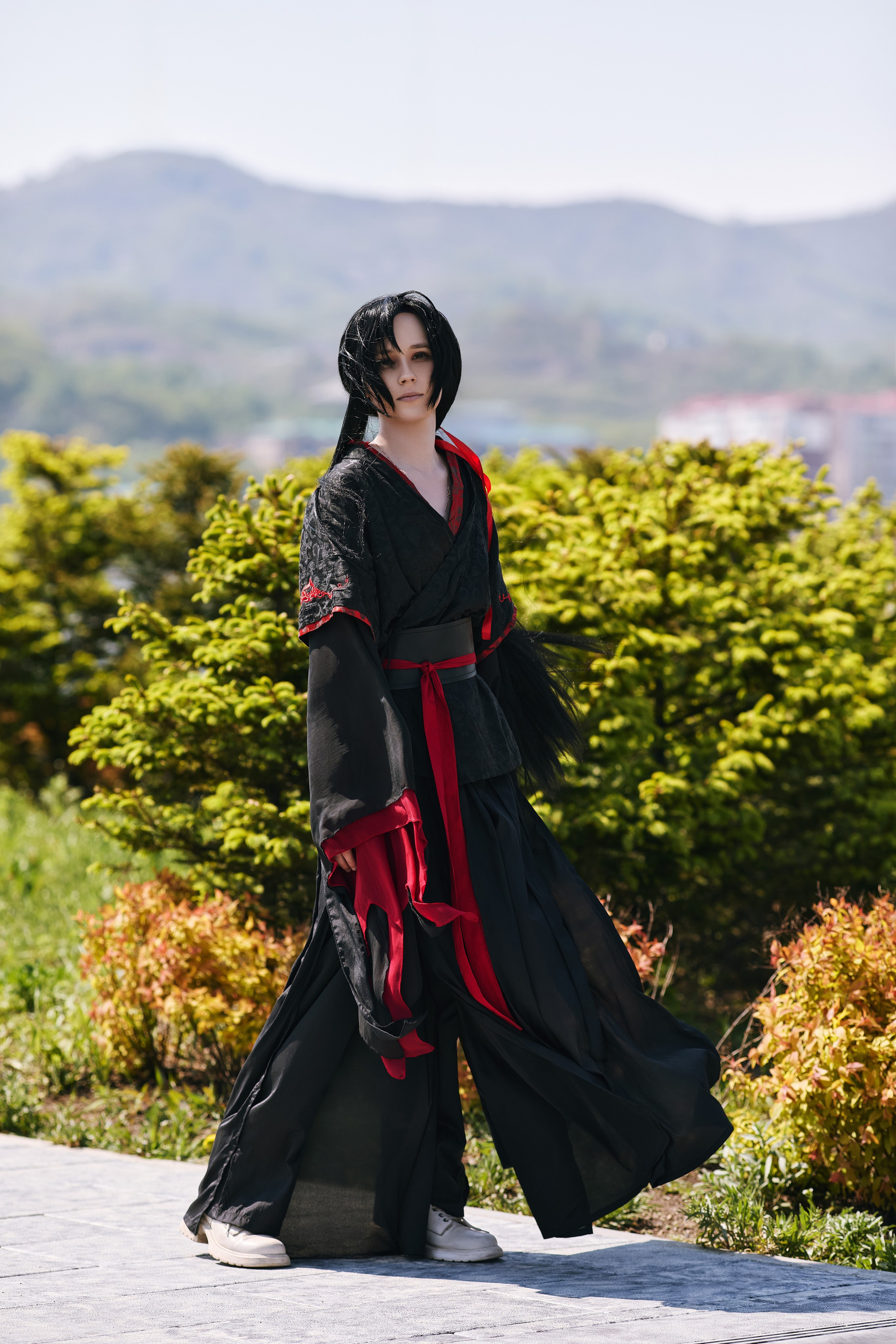 Вэй Ин позирует на улице. Пример спонтанной косплей фотосъёмки