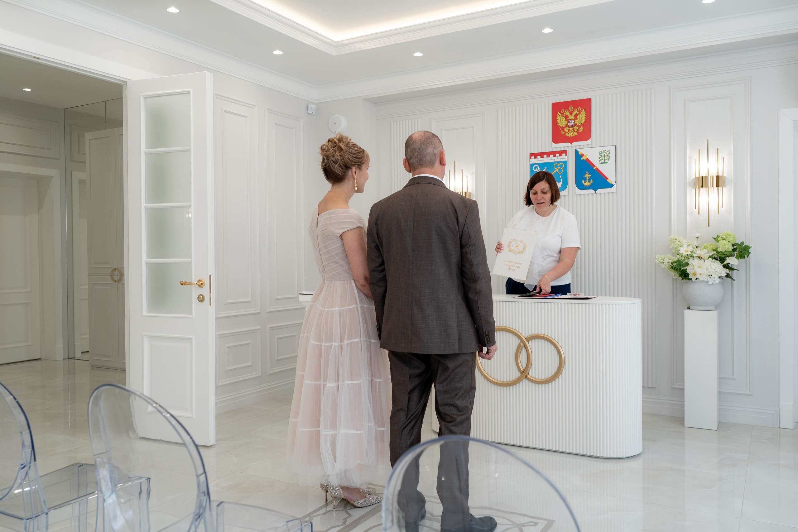 Свадебные фотосессии во дворцах и ЗАГСах Санкт- Петербурга. Свадебный фотограф Александр Невский в Санкт-Петербурге