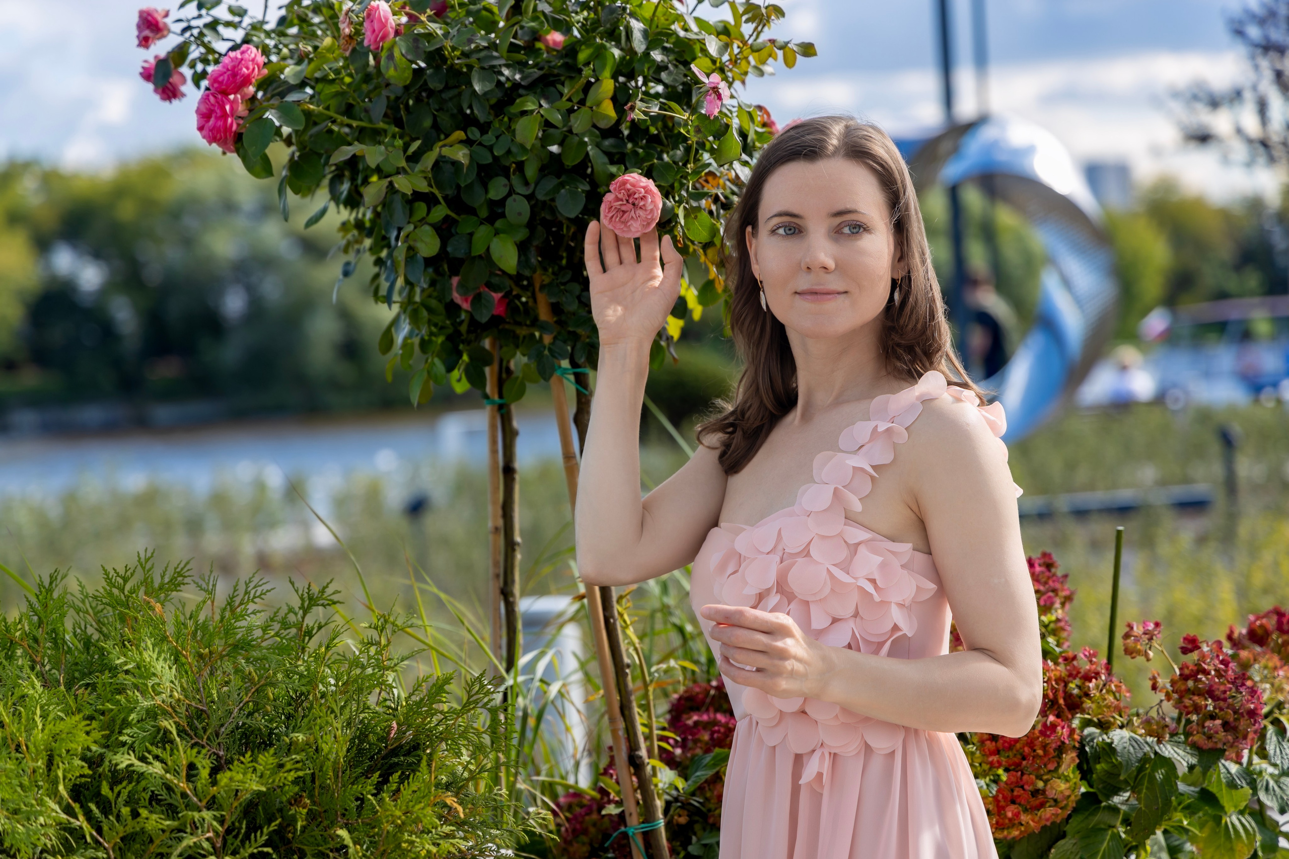 Фотосессия на новой набережной Коломенского: нежность, цветы и вдохновение. Репортажный, семейный и студийный фотограф в Москве Демин Алексей