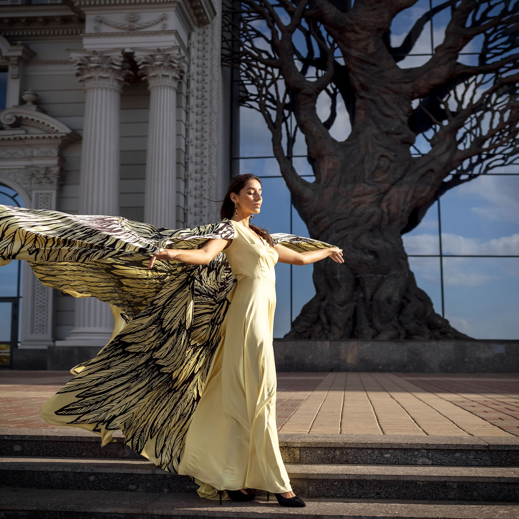 девушка в летящем платье с крыльями фантазийный портрет