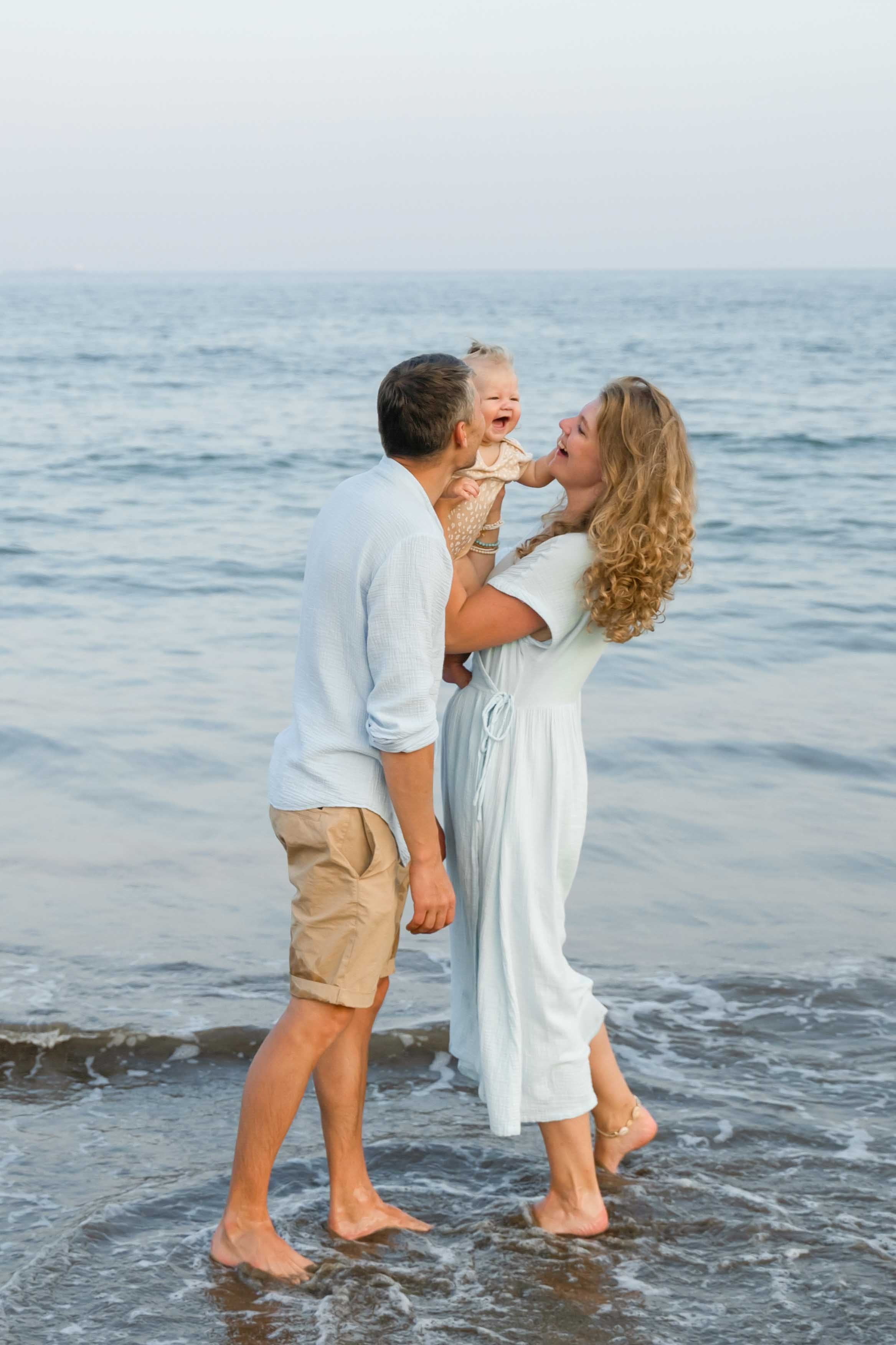 Family photographer in abu dhabi dubai sharjah fujeirah