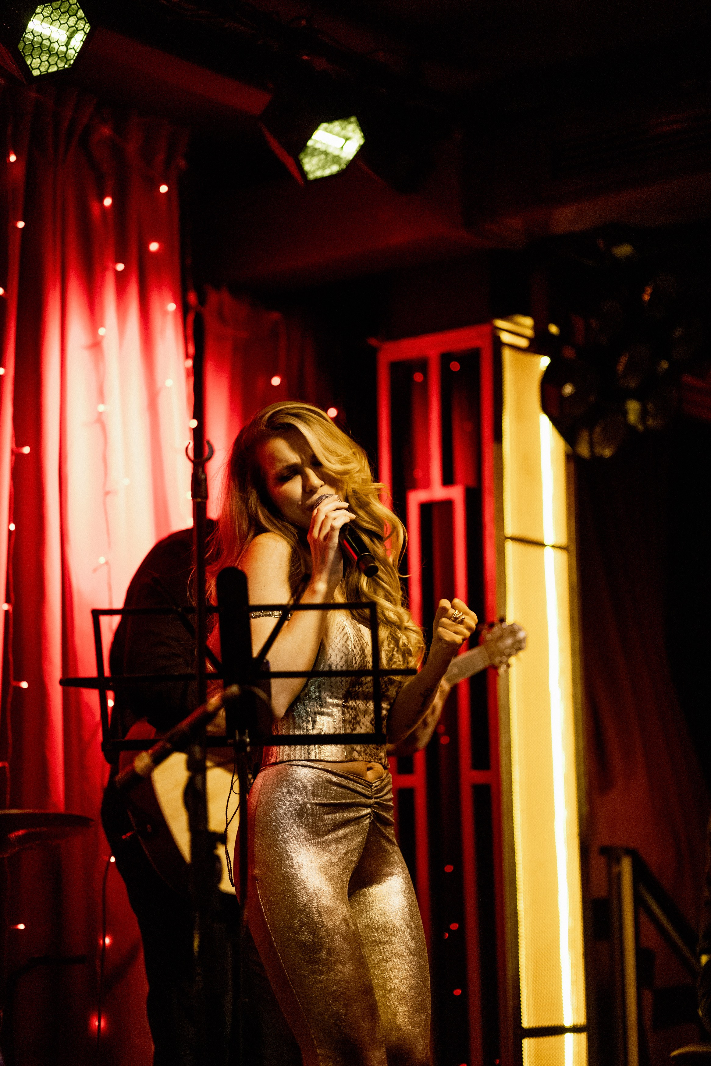 YANA URBAN: сольный концерт в «Анжелика Wineroom». СВОИ. ФОТООТЧЕТЫ-СОБЫТИЯ-МЕСТА